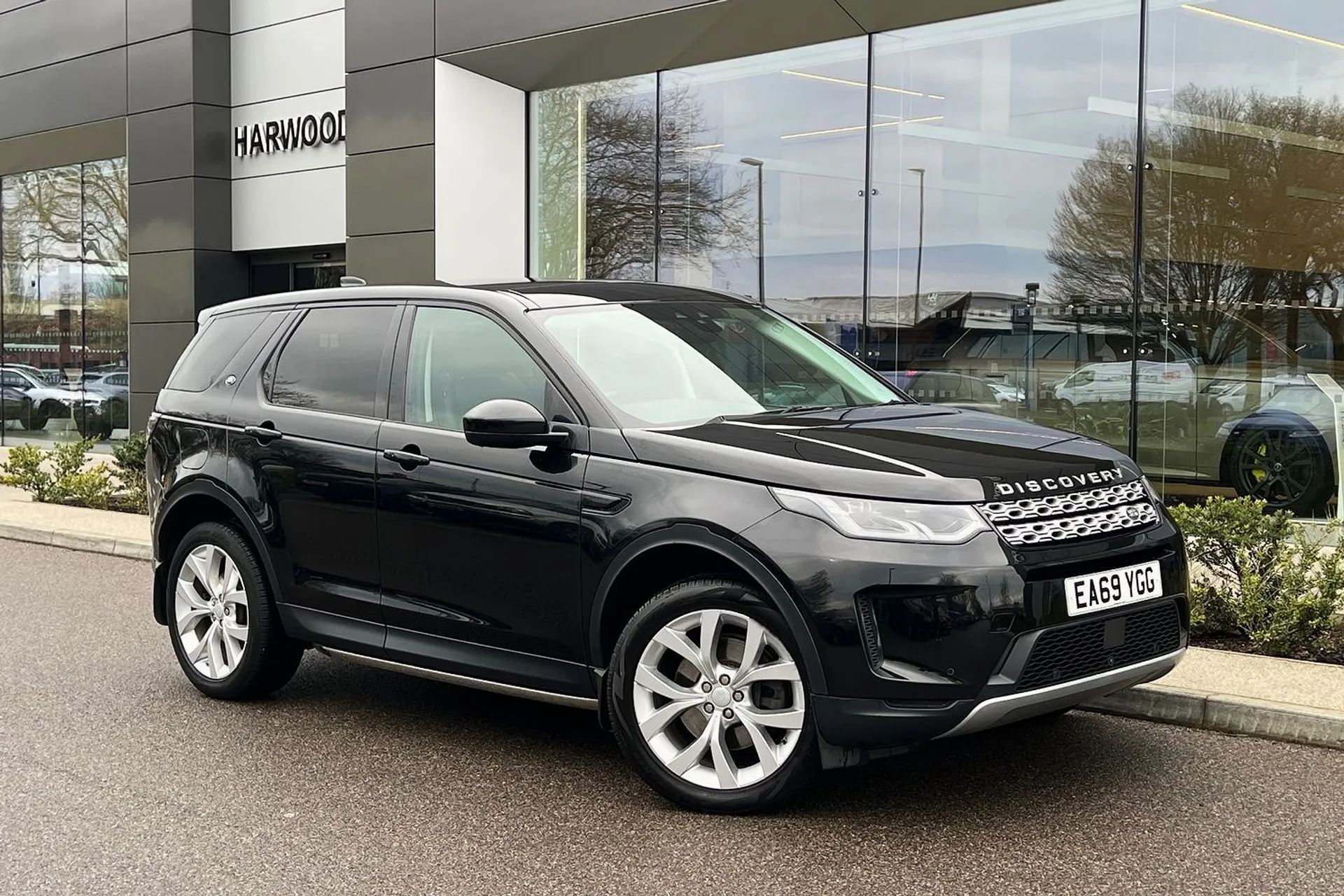 LAND ROVER DISCOVERY SPORT focused image
