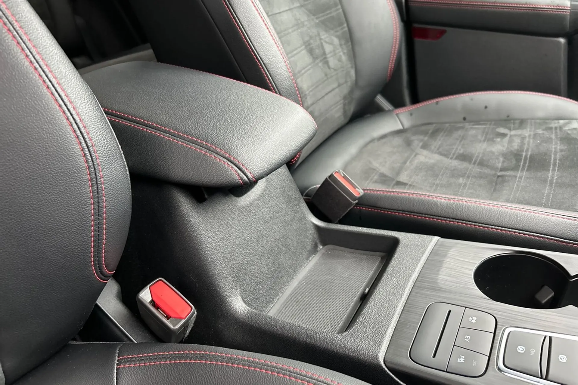 FORD KUGA thumbnail image number 46