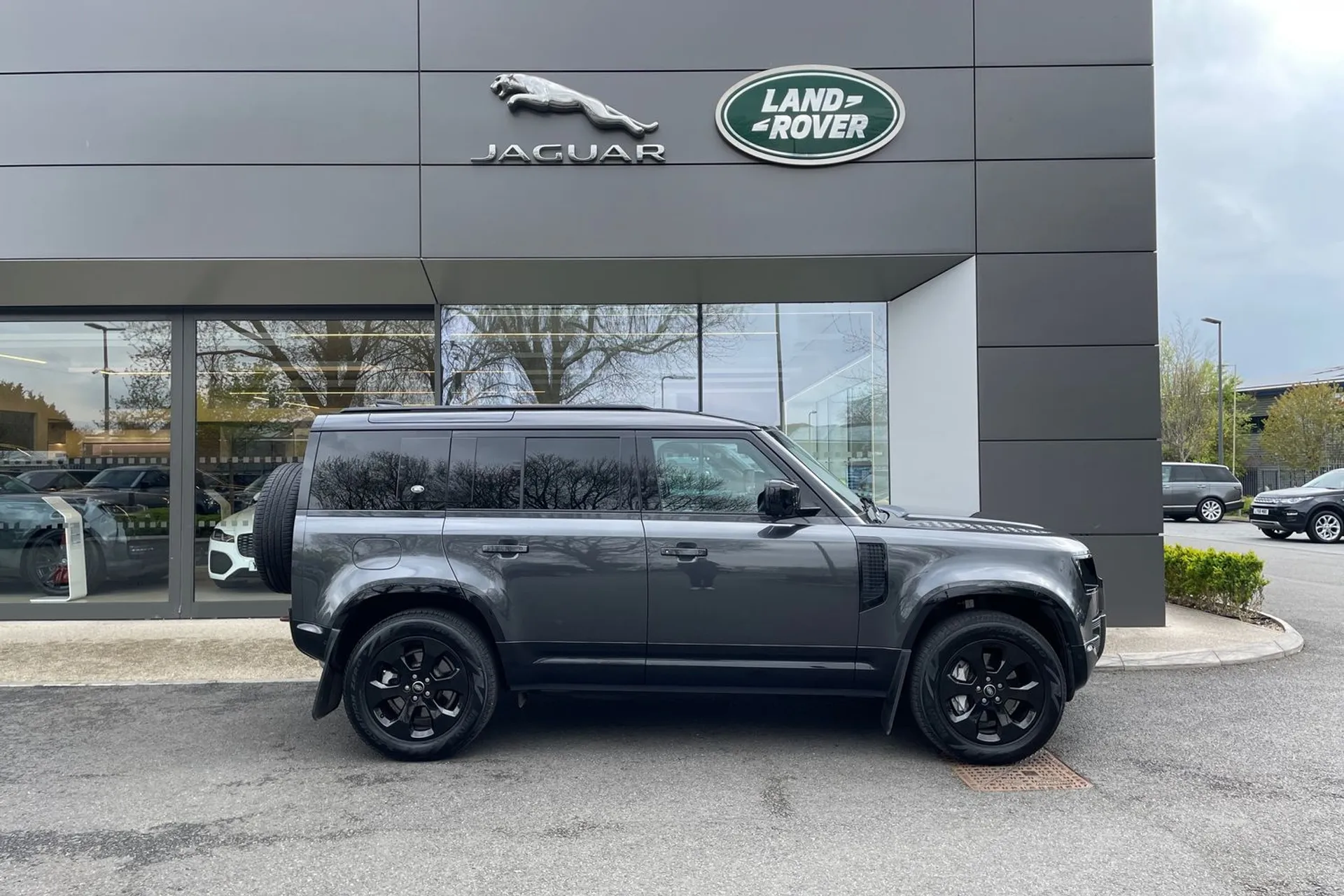 LAND ROVER DEFENDER thumbnail image number 2