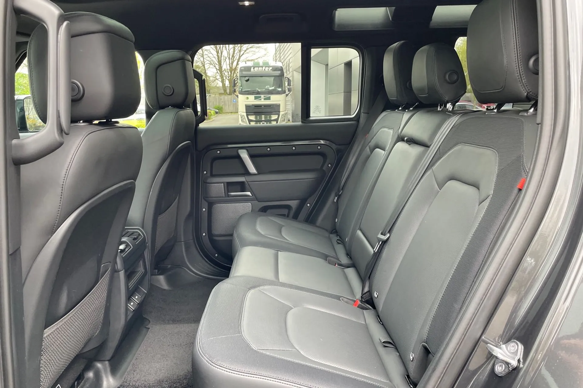 LAND ROVER DEFENDER thumbnail image number 54