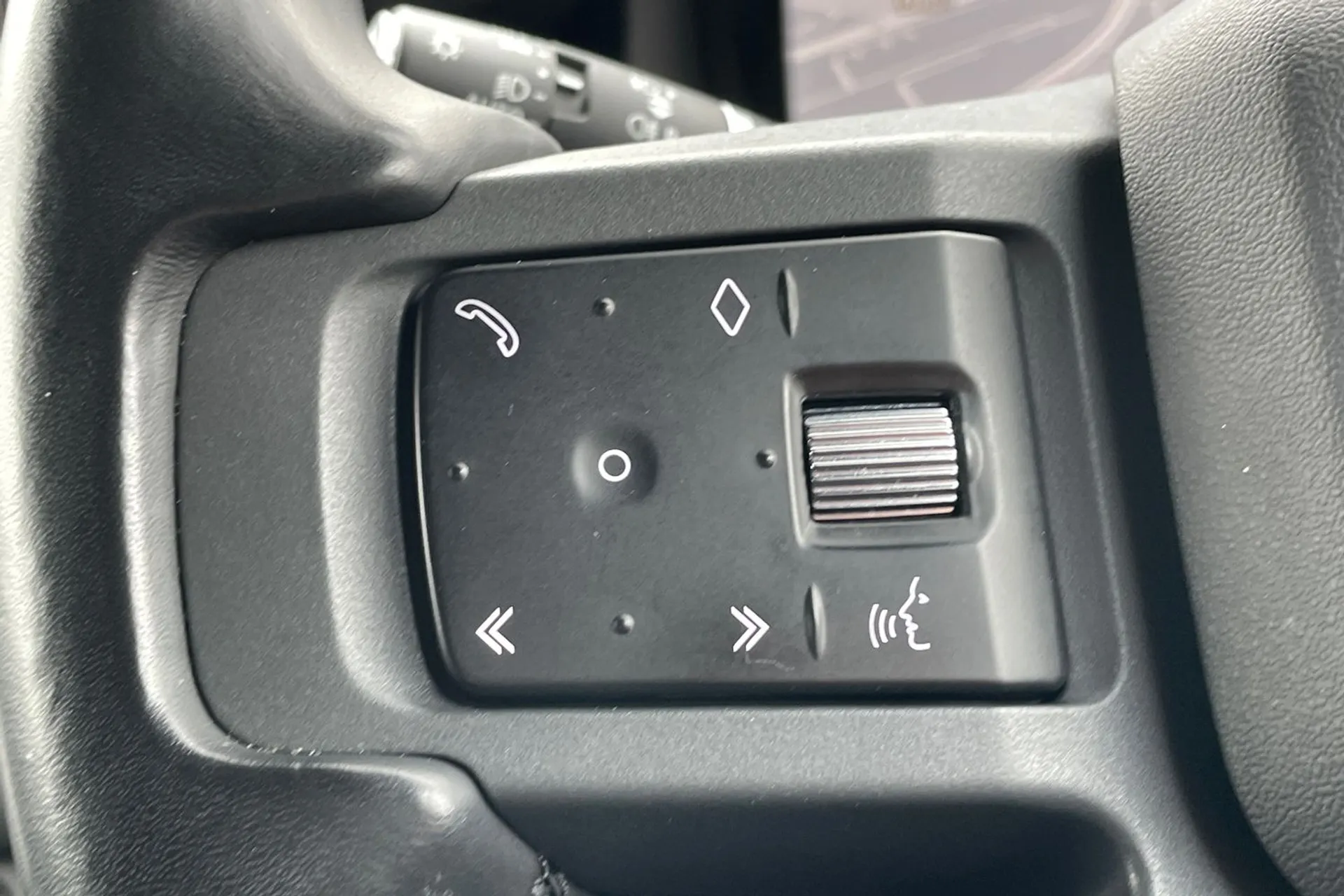 LAND ROVER DEFENDER thumbnail image number 25