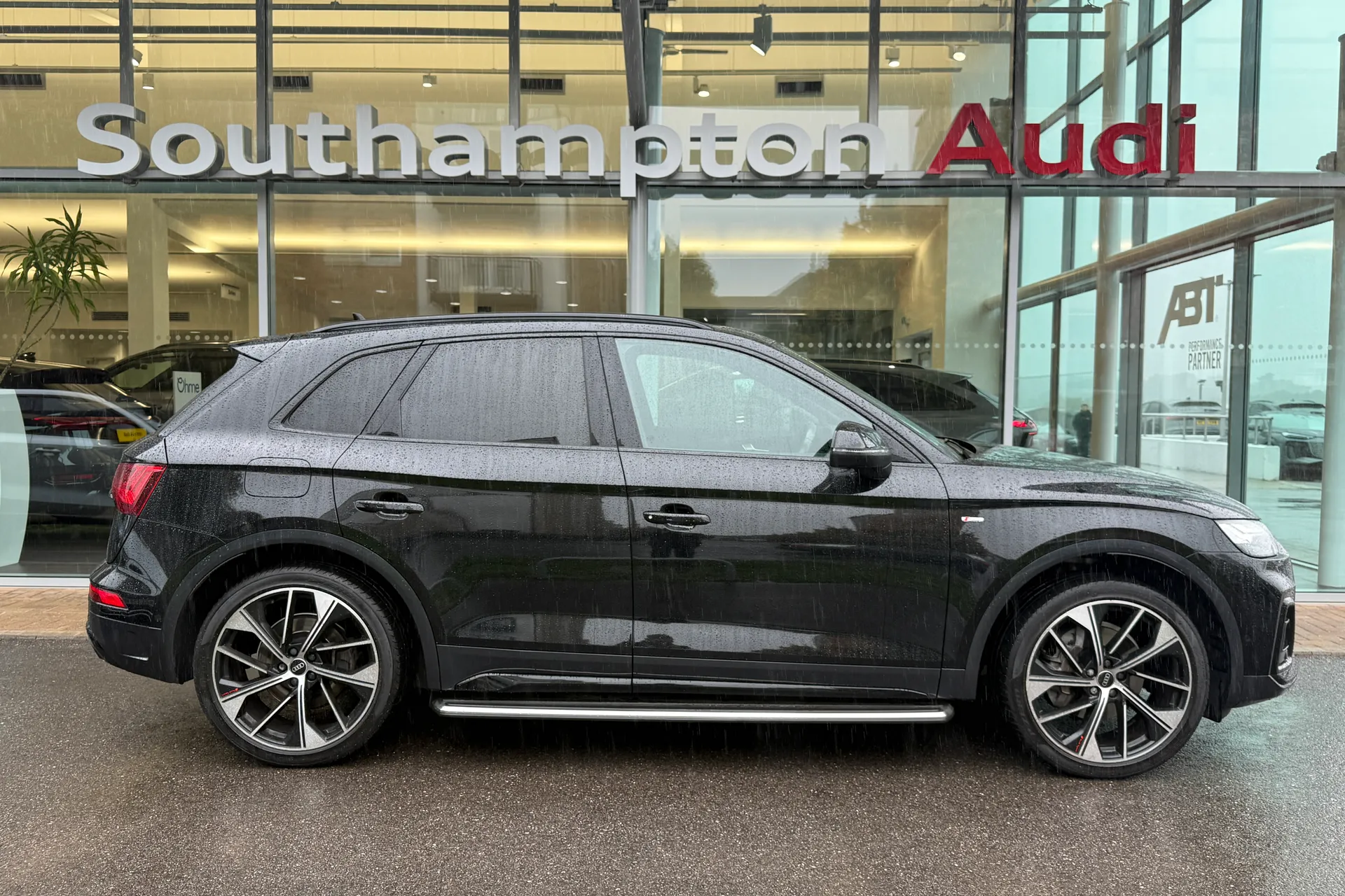 Audi Q5 thumbnail image number 2