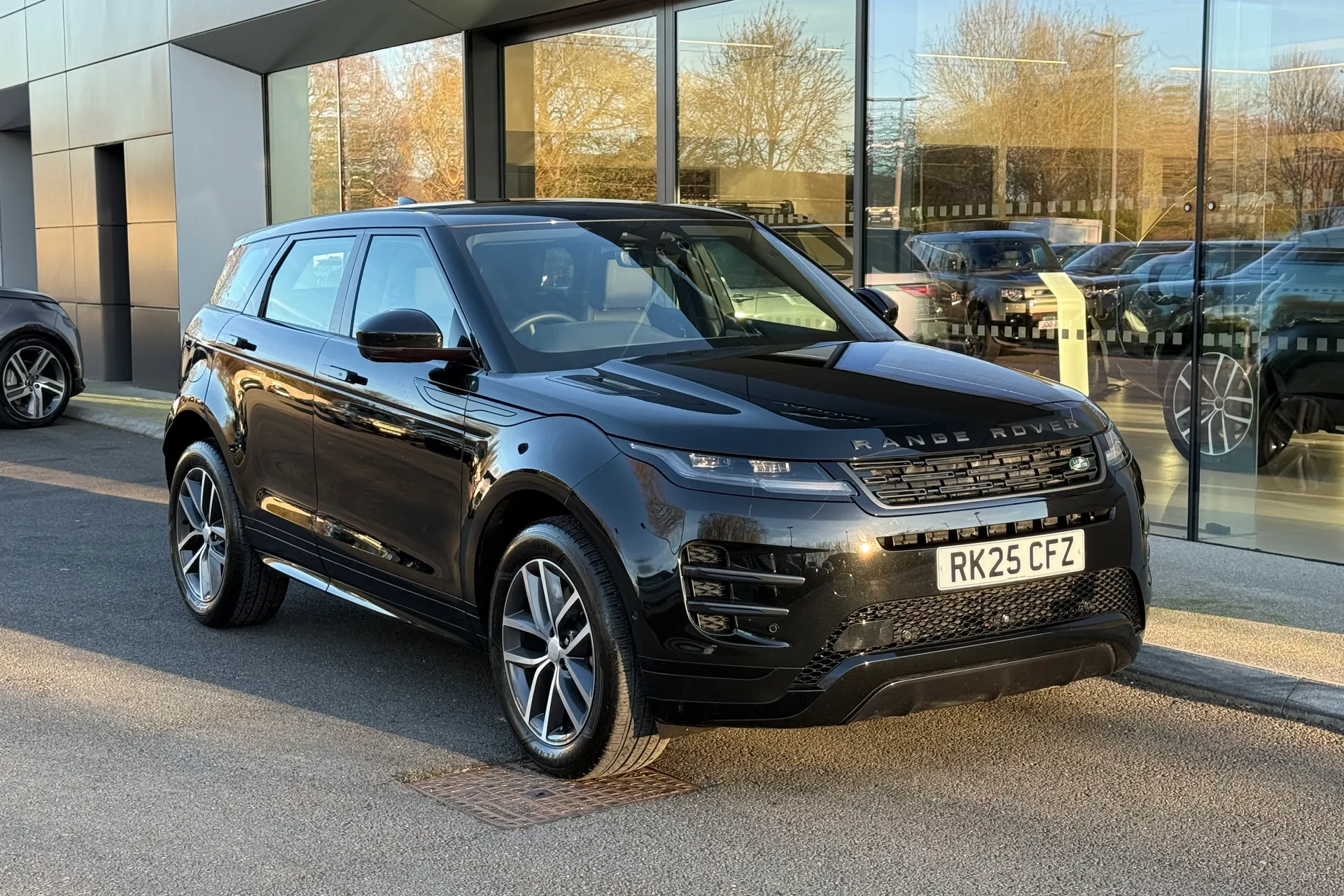 LAND ROVER RANGE ROVER EVOQUE focused image