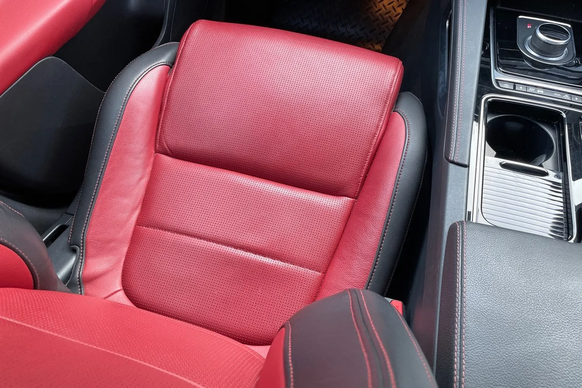 Jaguar F-PACE thumbnail image number 33