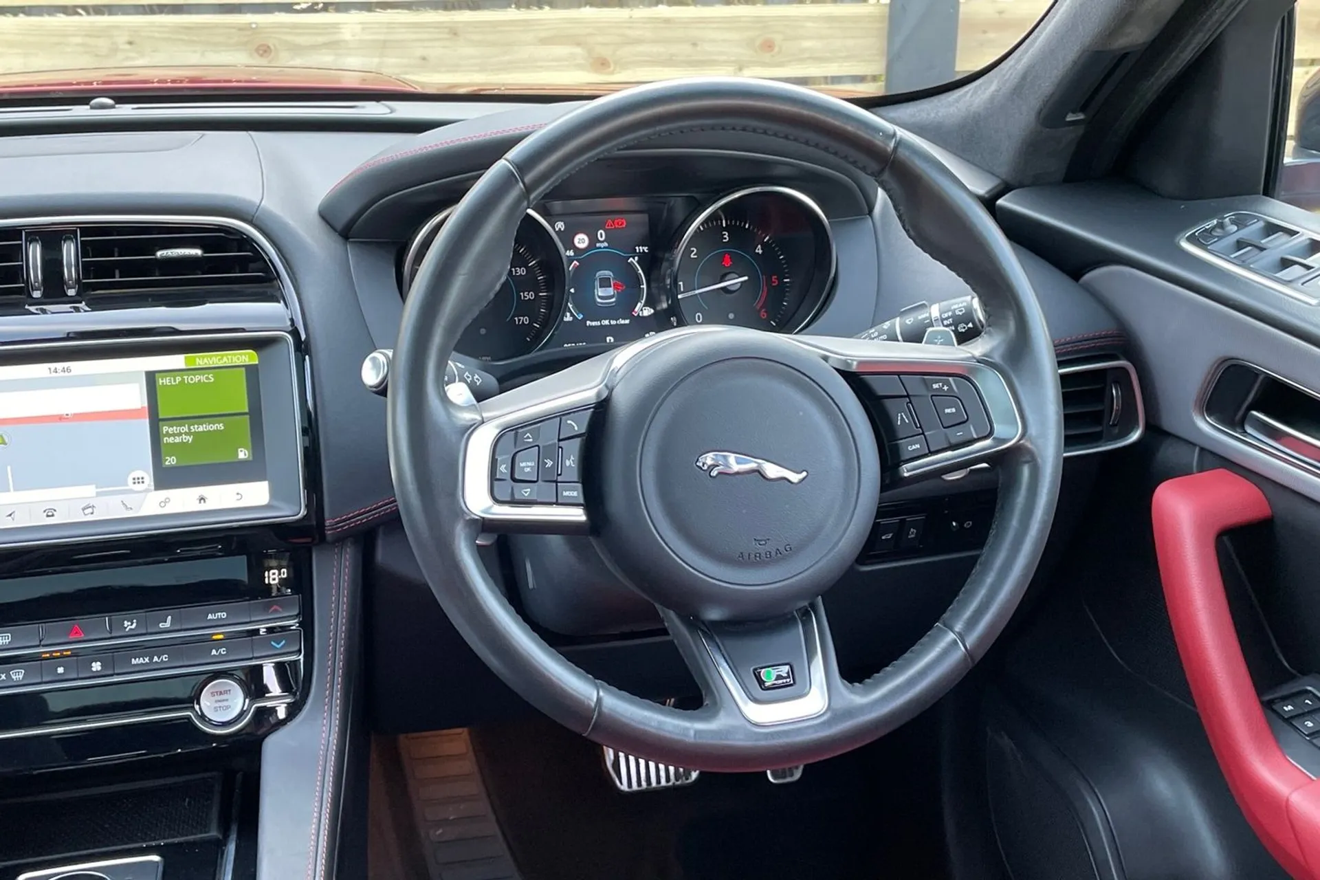 Jaguar F-PACE thumbnail image number 35