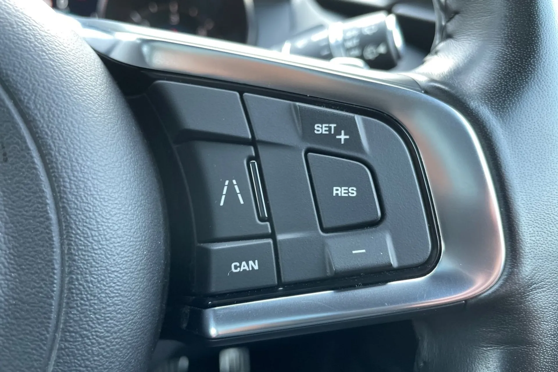 Jaguar F-PACE thumbnail image number 39