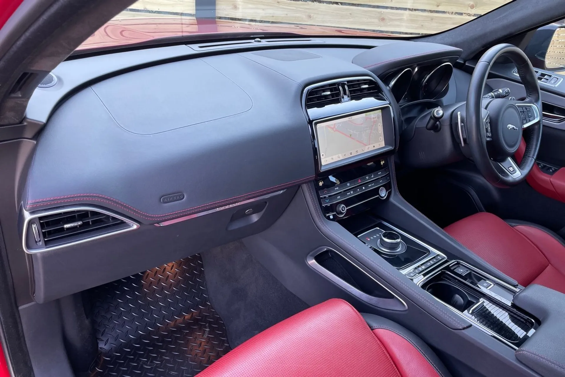 Jaguar F-PACE thumbnail image number 28