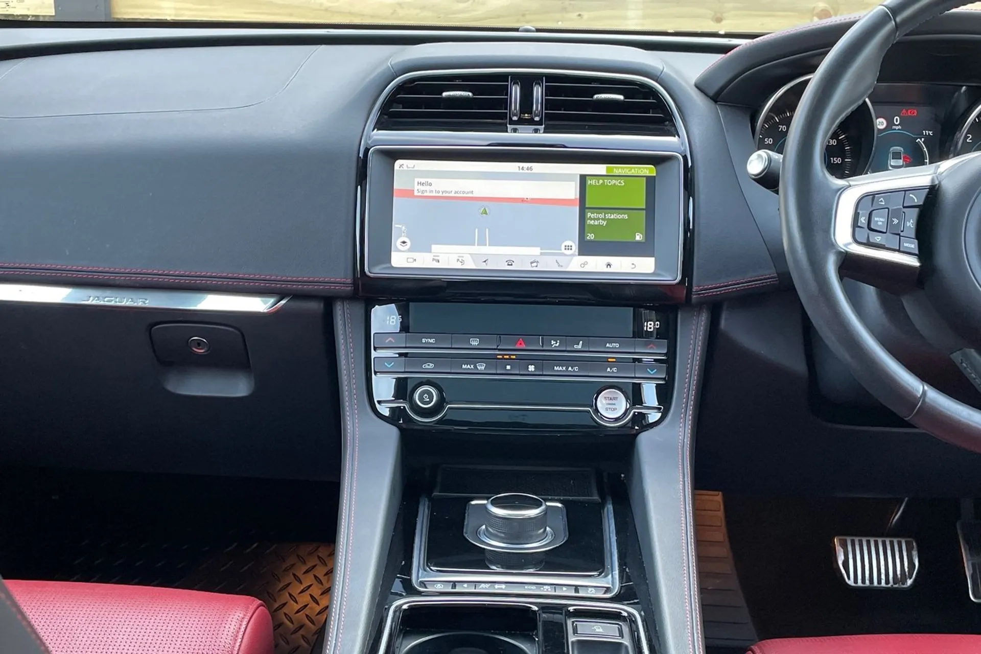 Jaguar F-PACE thumbnail image number 36