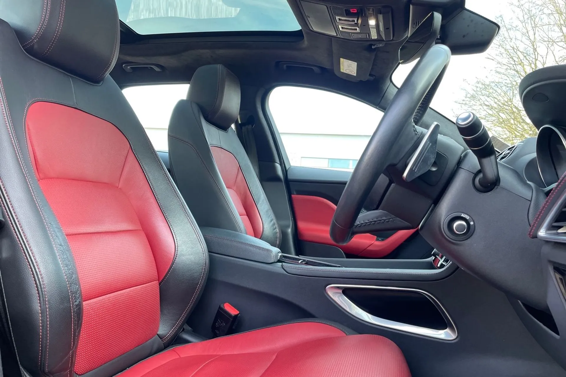 Jaguar F-PACE thumbnail image number 26