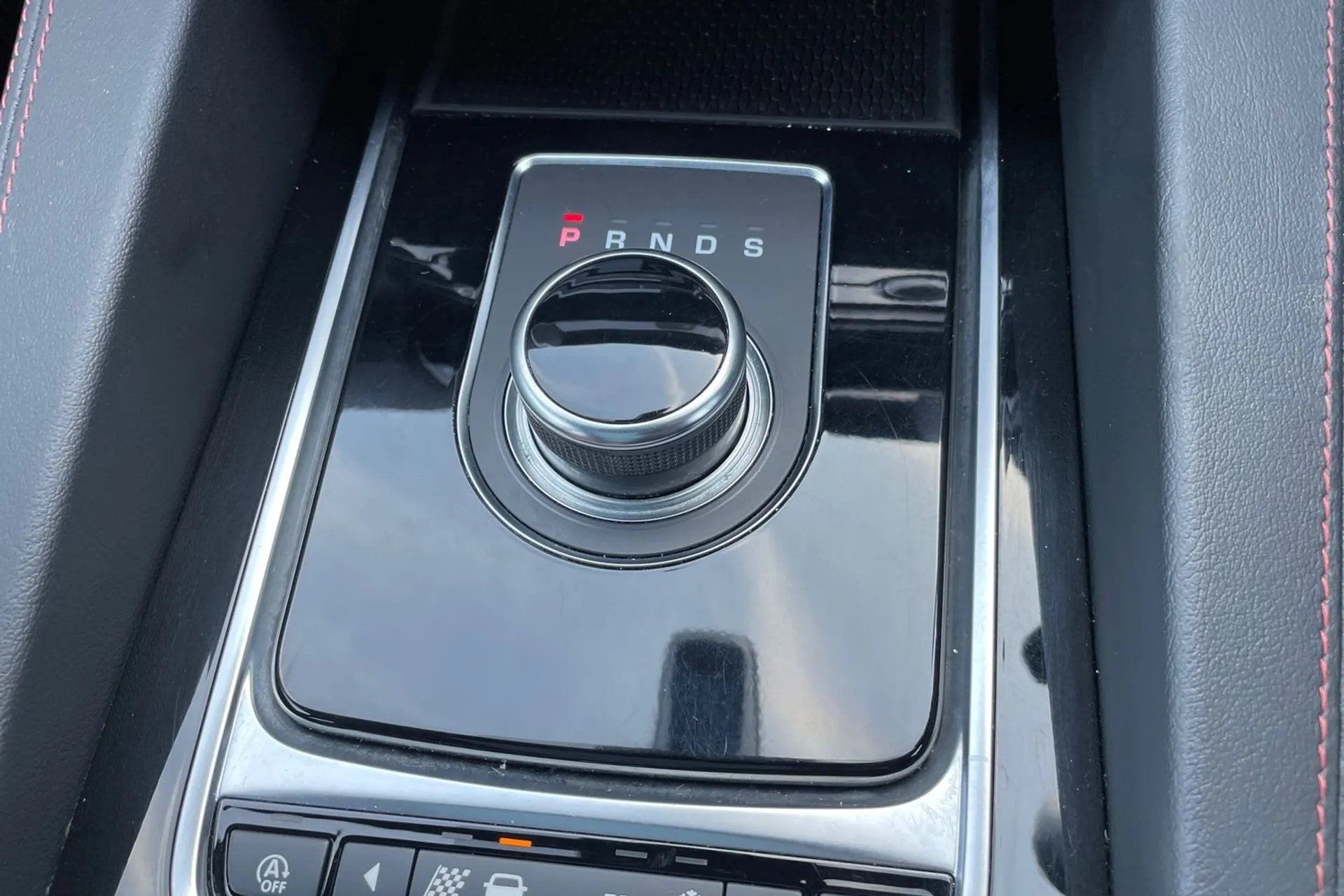 Jaguar F-PACE thumbnail image number 37