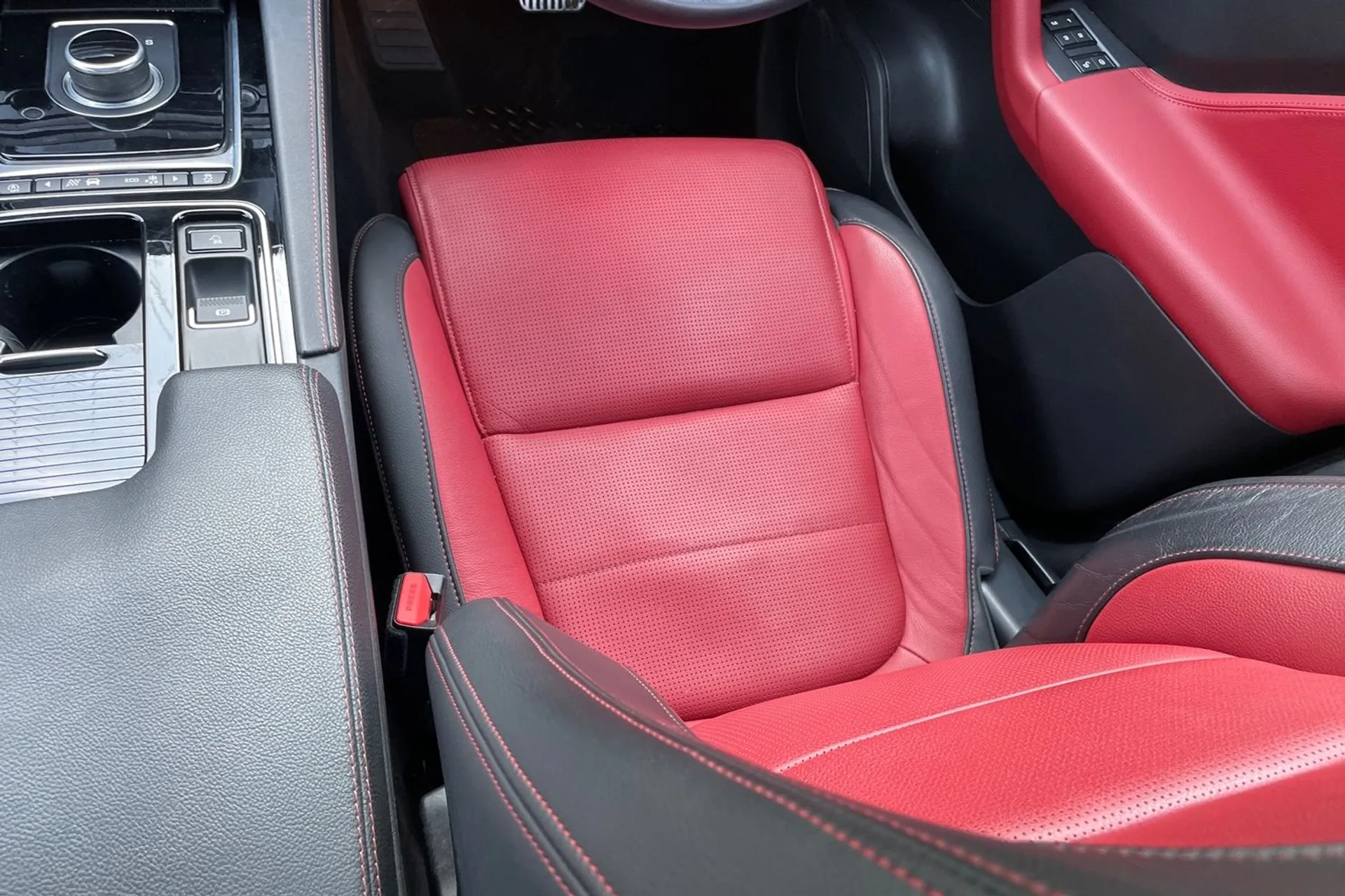 Jaguar F-PACE thumbnail image number 34