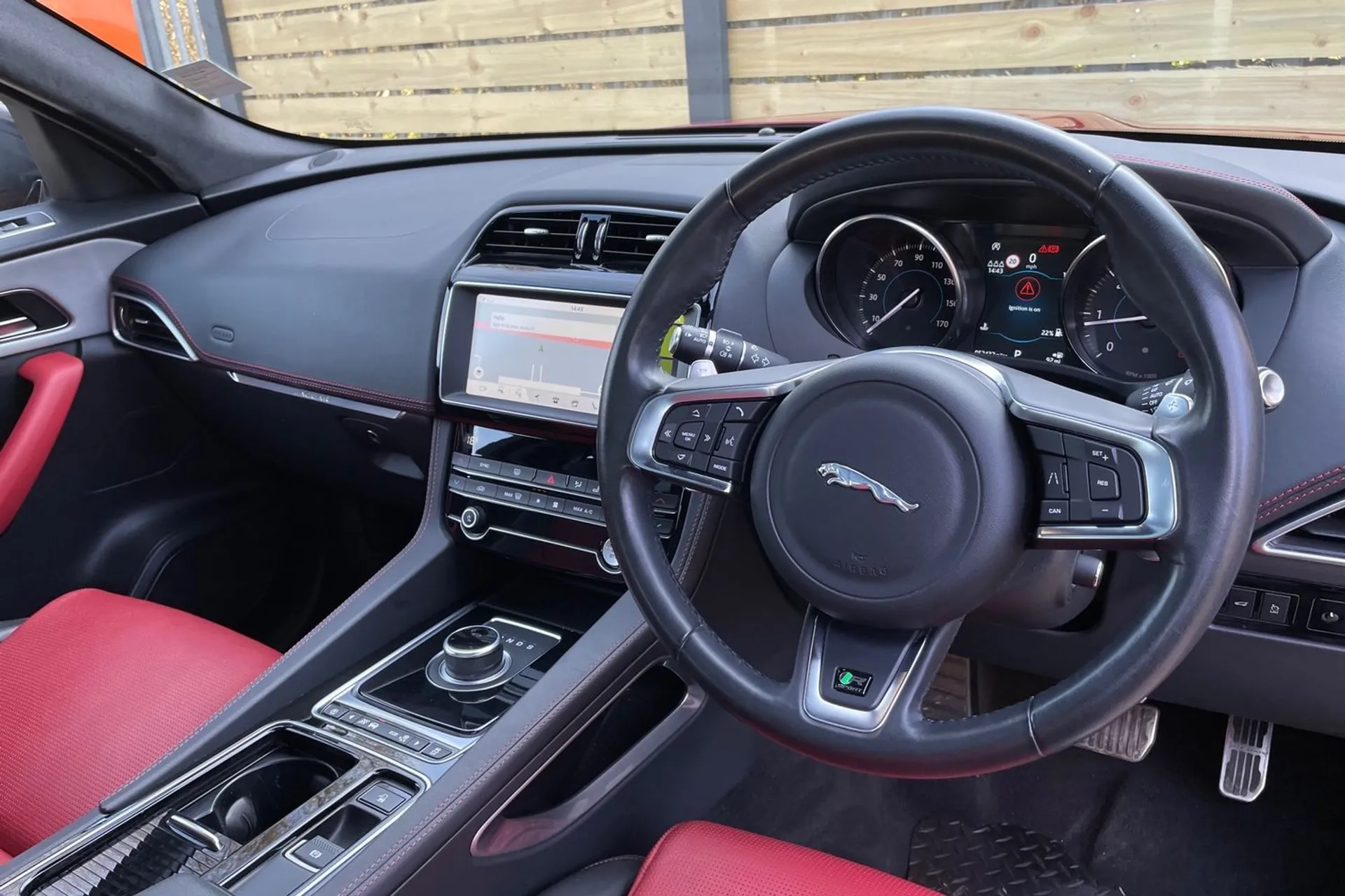 Jaguar F-PACE thumbnail image number 27