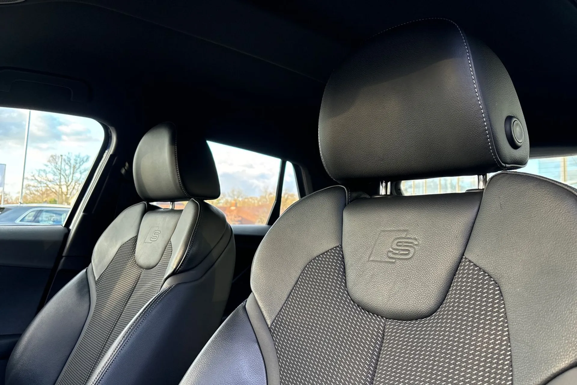 Audi Q2 thumbnail image number 28