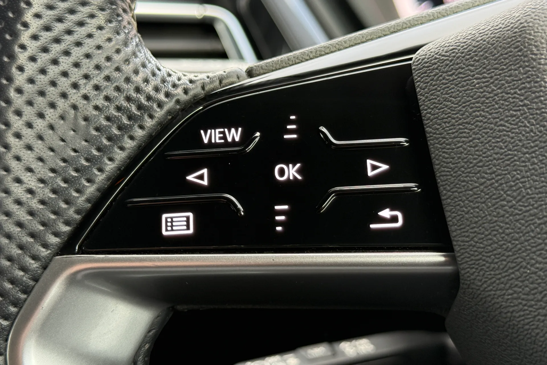 Audi Q4 thumbnail image number 18