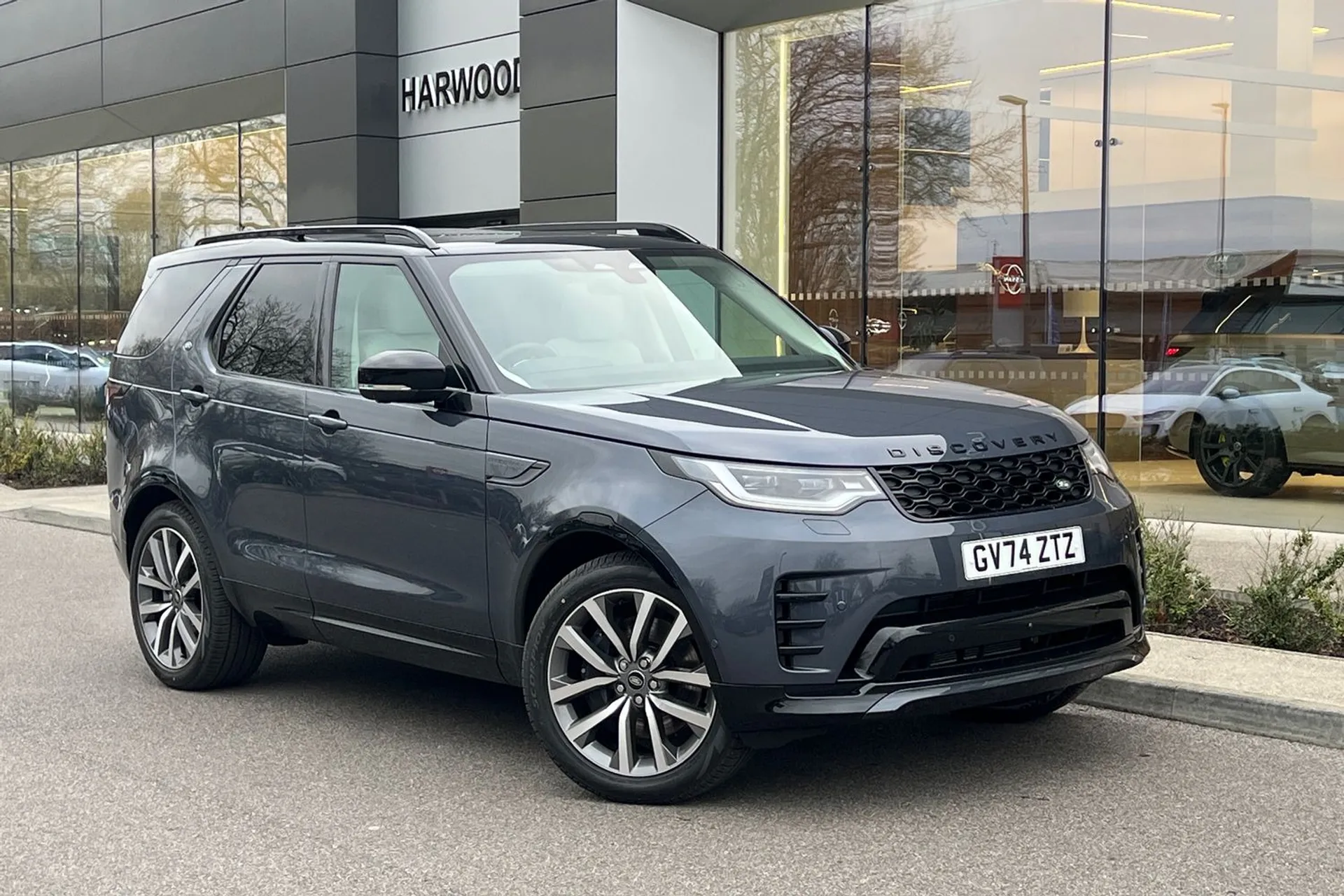 LAND ROVER DISCOVERY focused image