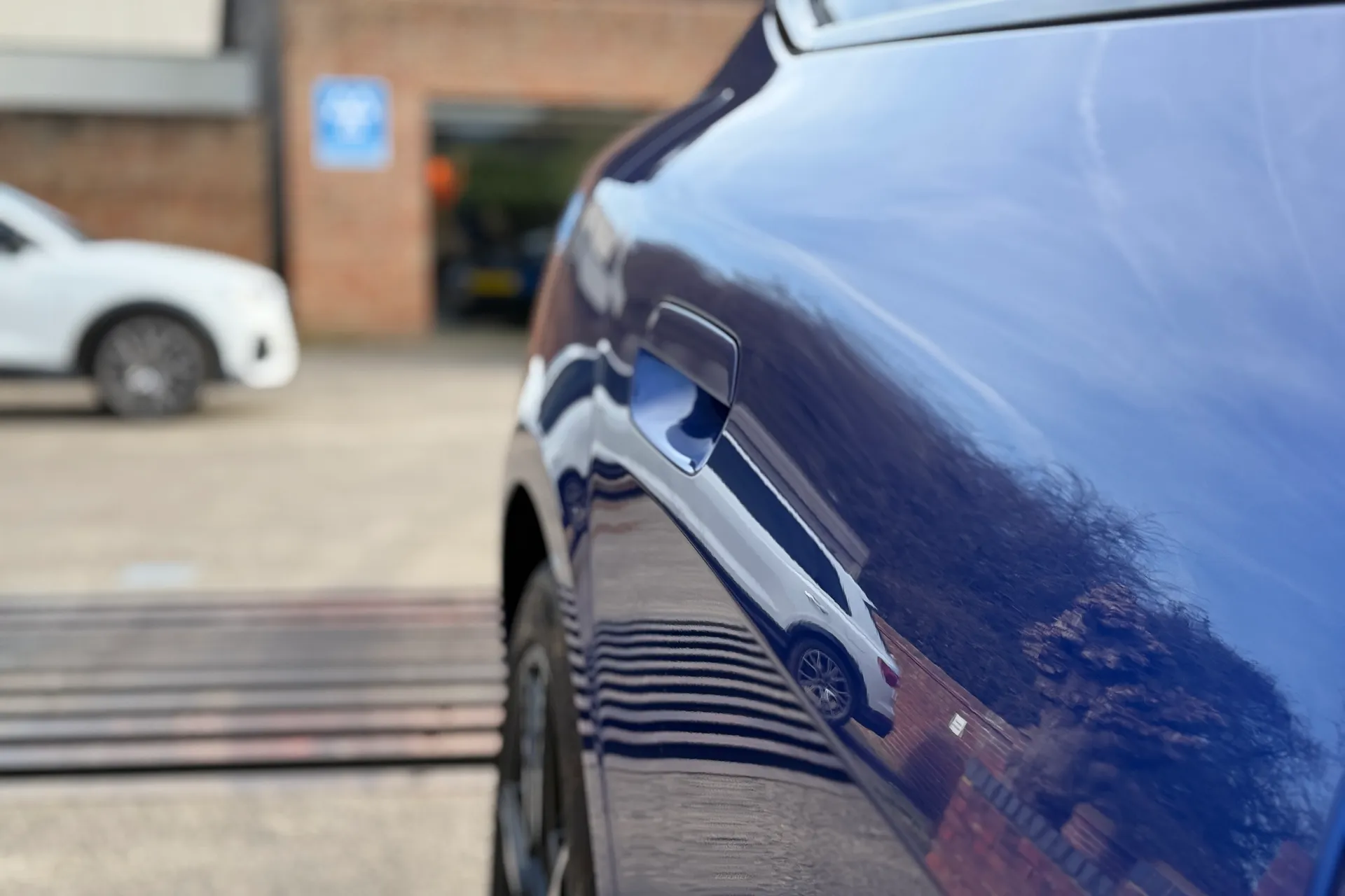 BMW I4 thumbnail image number 22