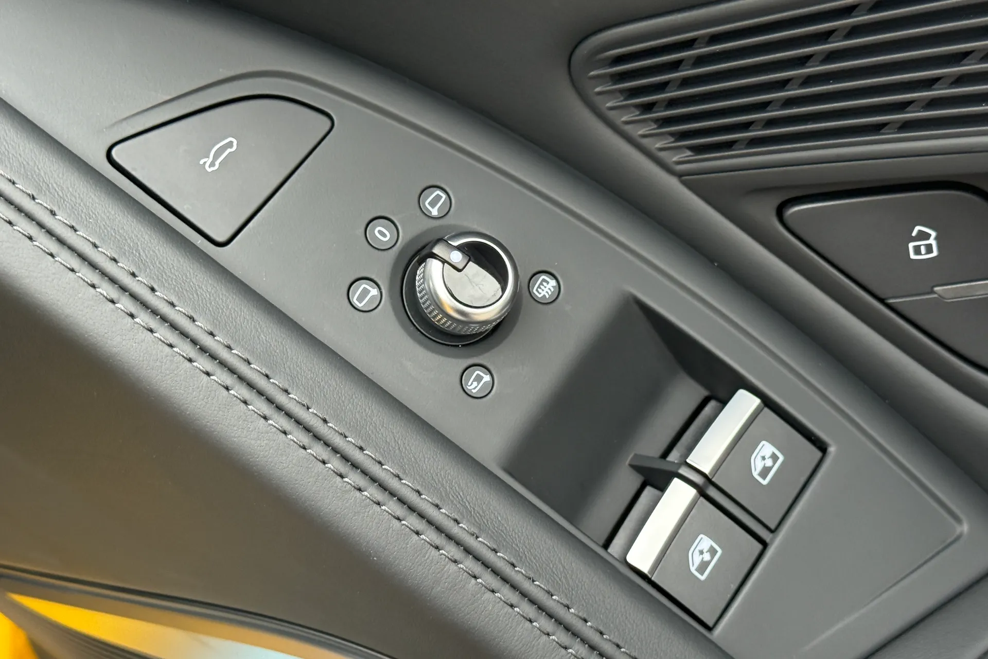 Audi R8 thumbnail image number 25