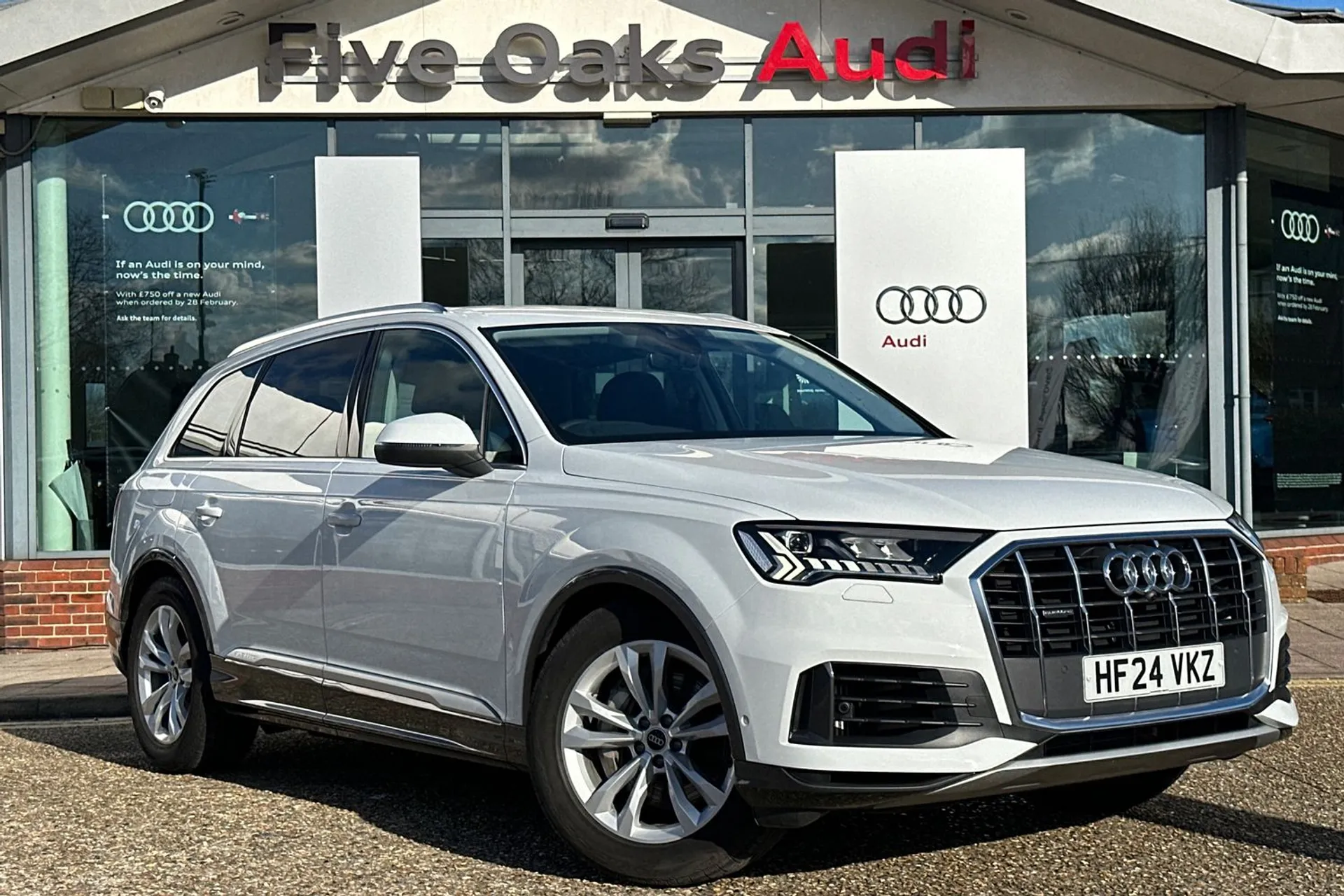 Audi Q7 focused image