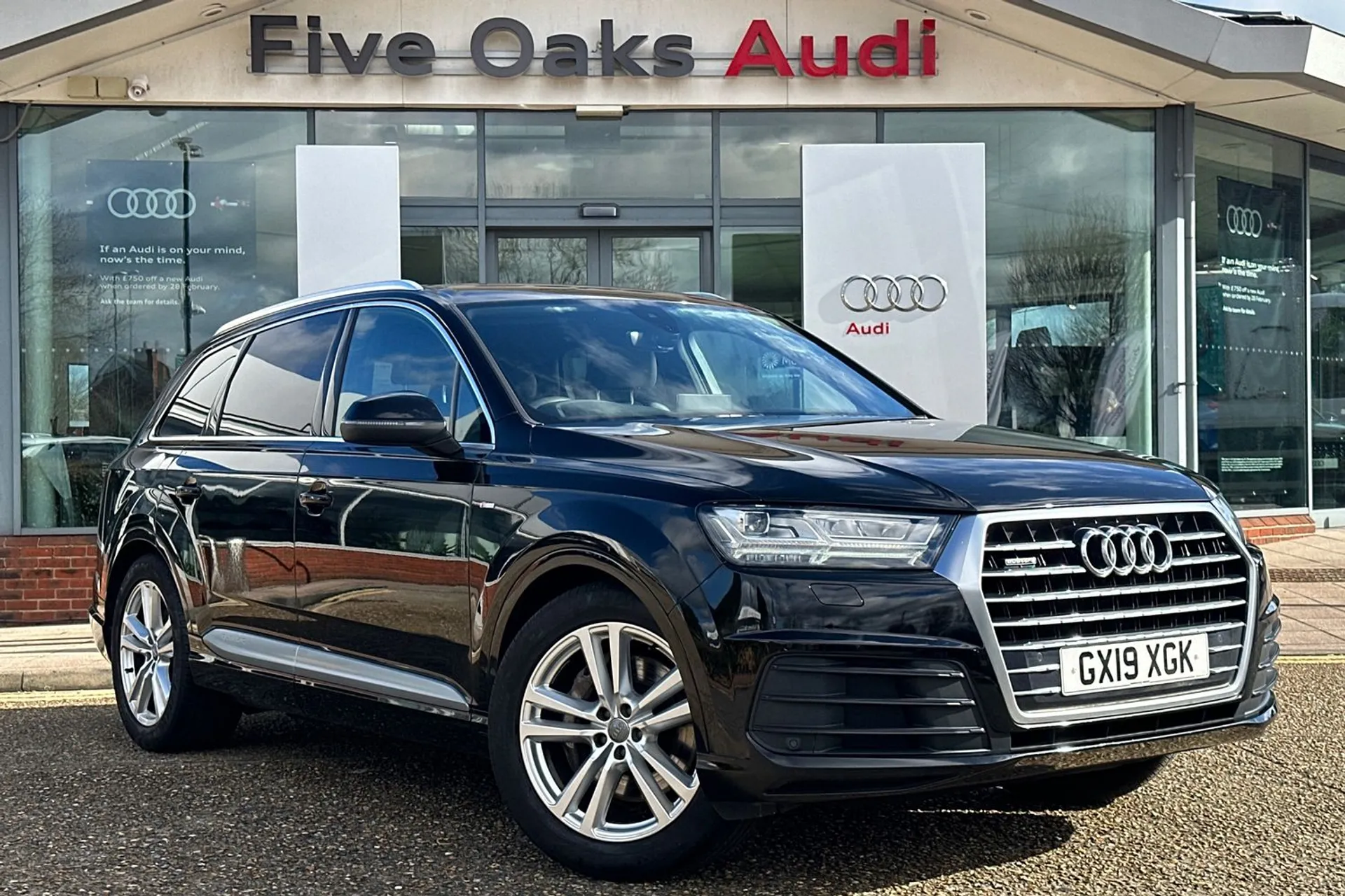 Audi Q7 focused image
