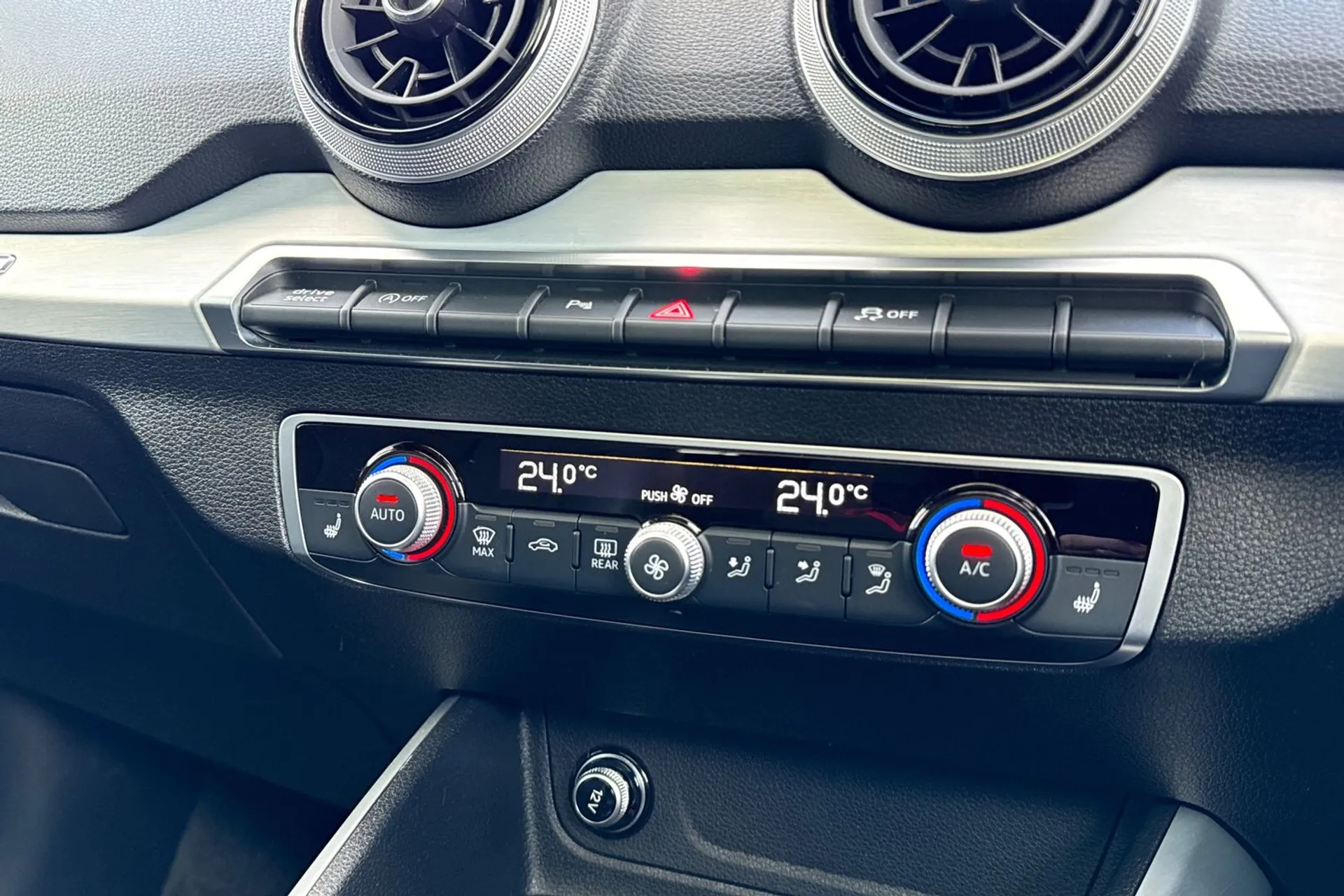 Audi Q2 thumbnail image number 18