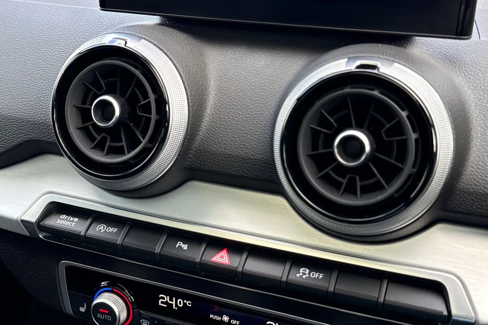 Audi Q2 thumbnail image number 37