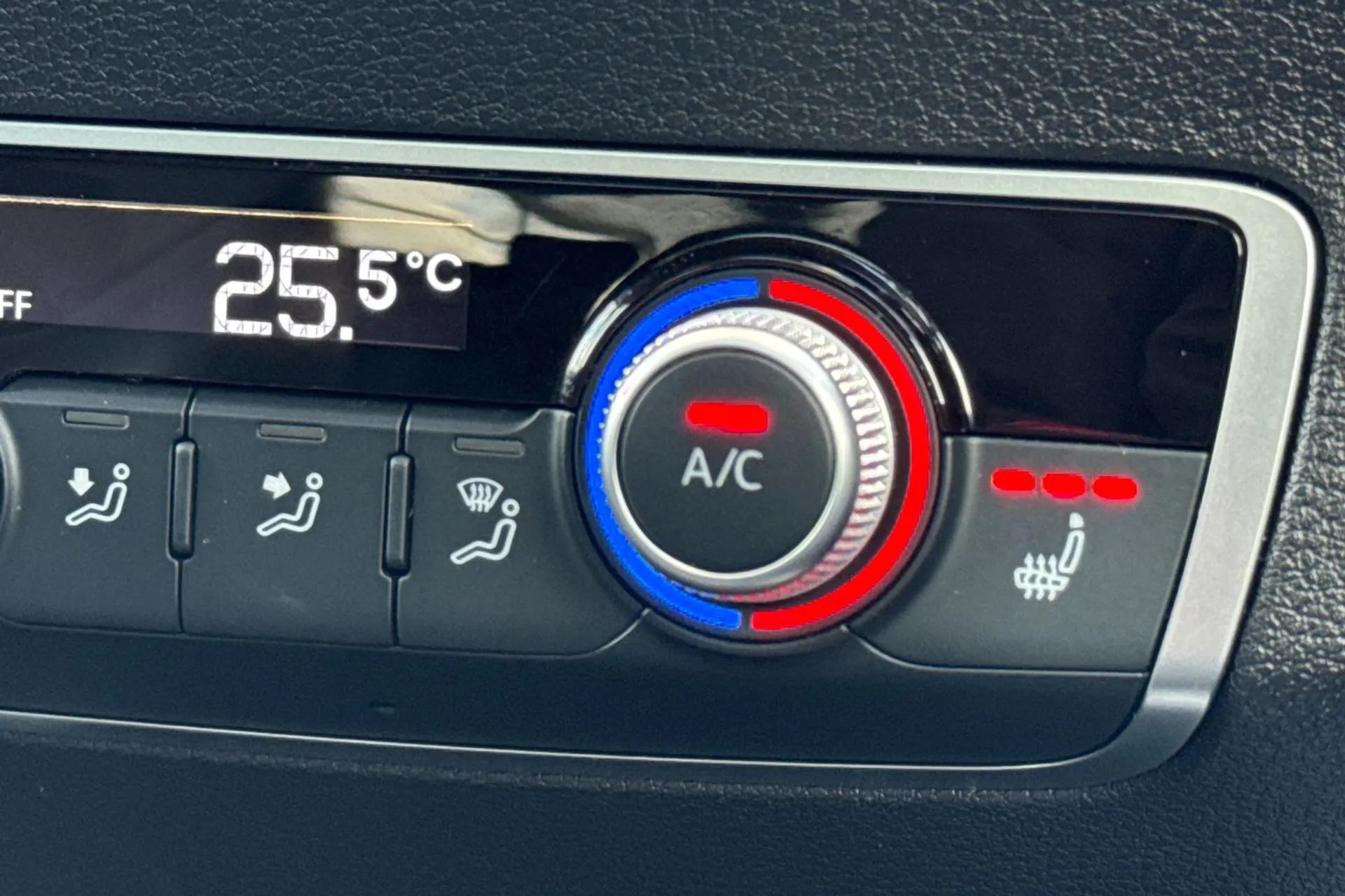 Audi Q2 thumbnail image number 16