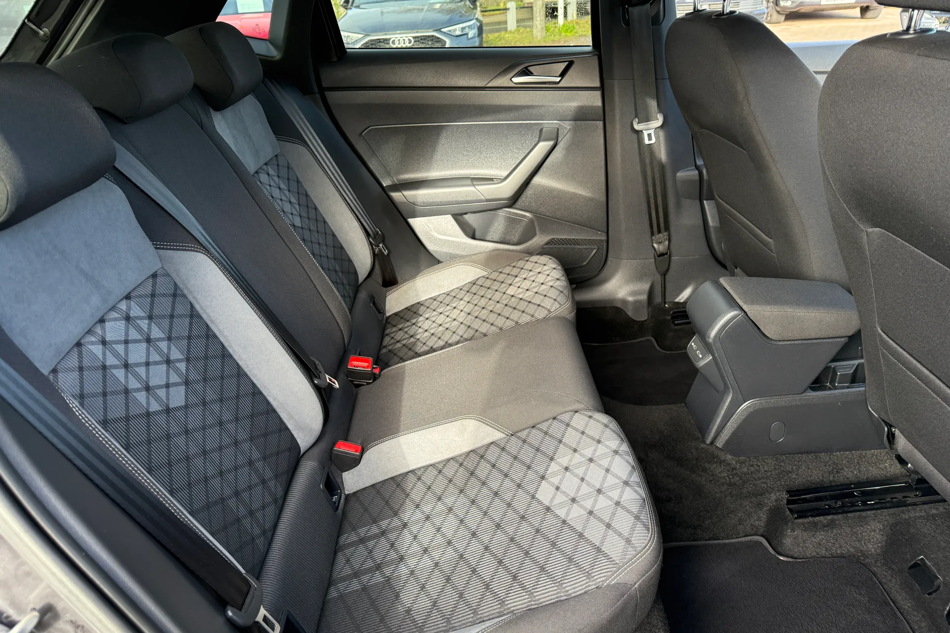 VOLKSWAGEN POLO thumbnail image number 38