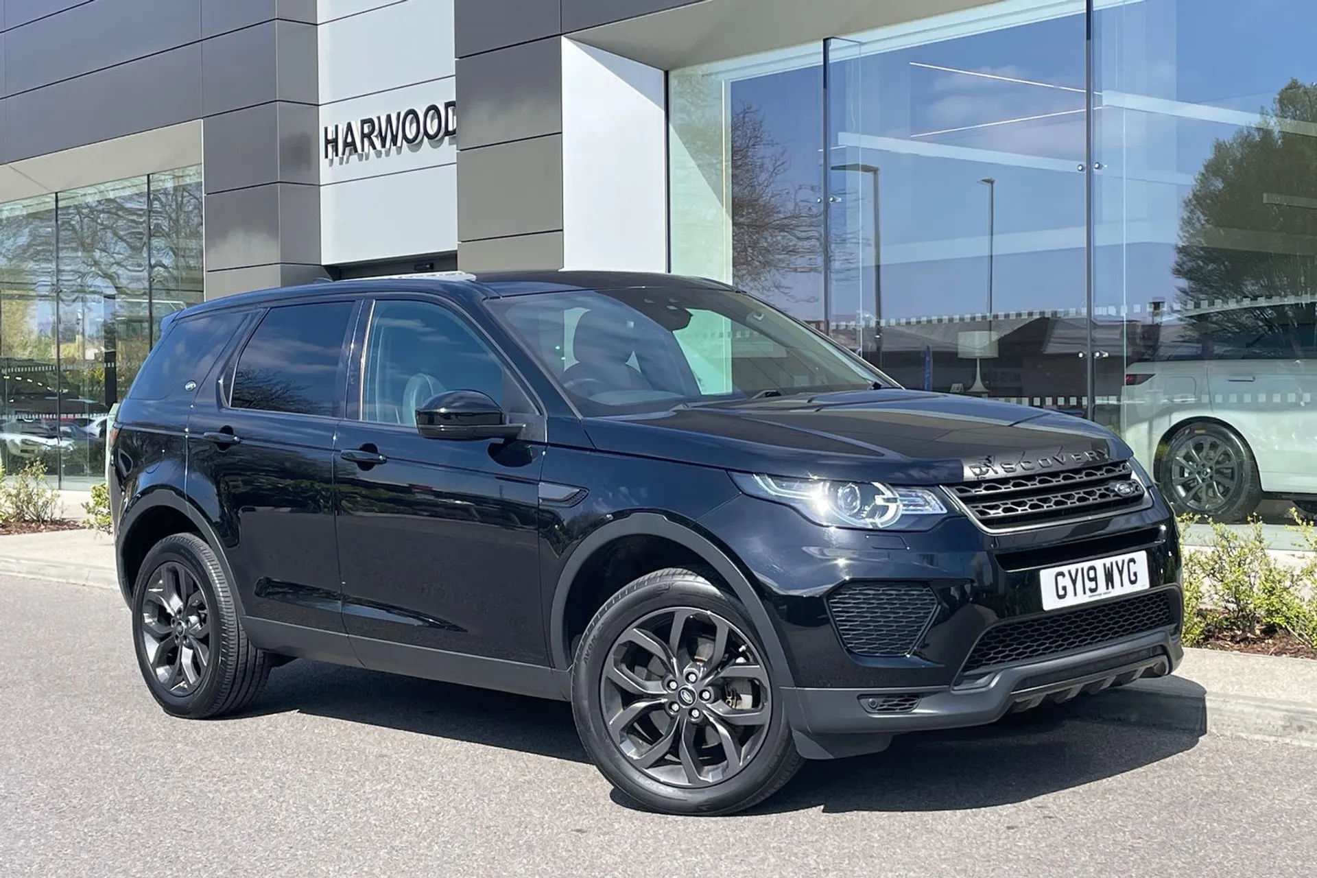 LAND ROVER DISCOVERY SPORT focused image