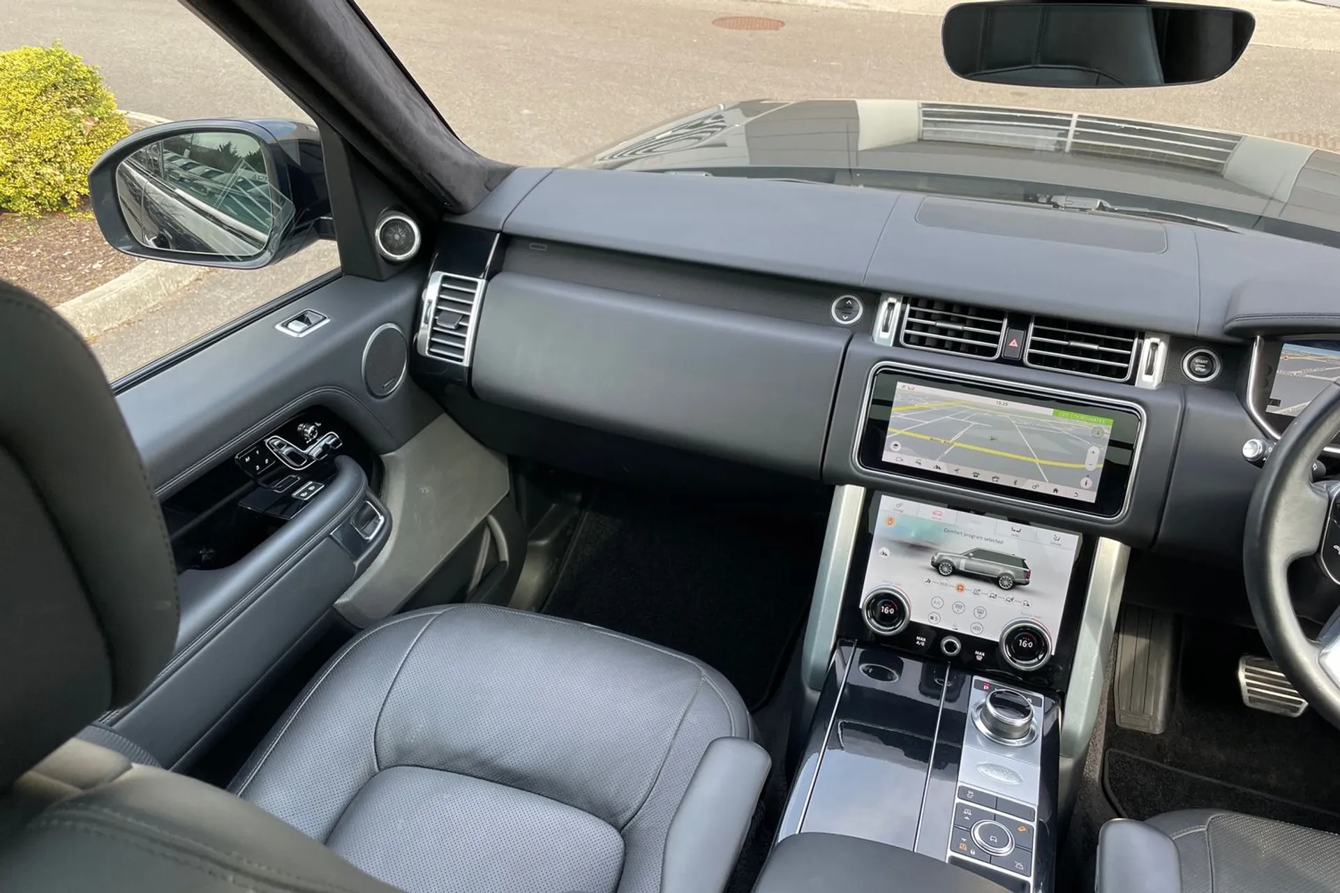 LAND ROVER RANGE ROVER thumbnail image number 17