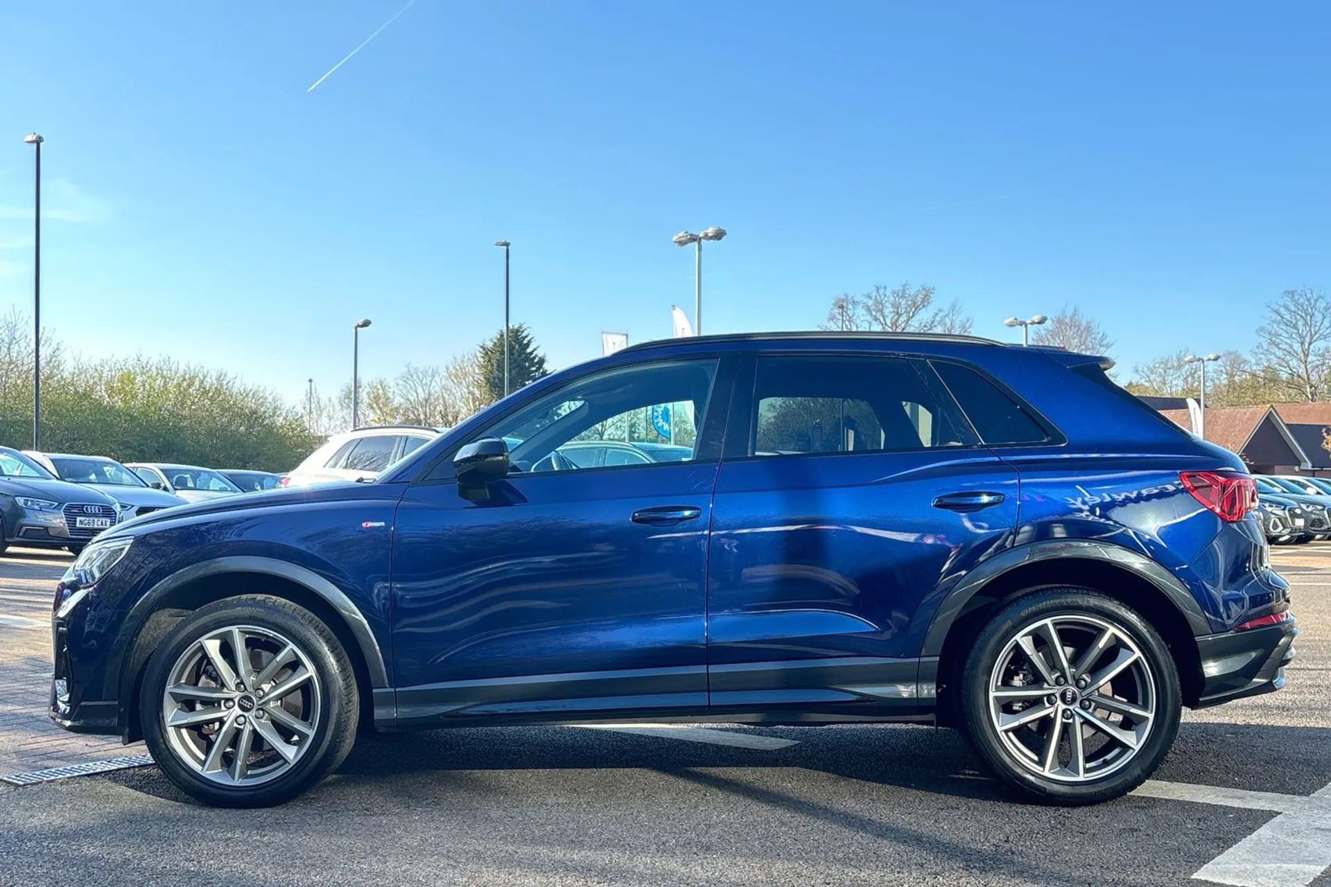 Audi Q3 thumbnail image number 9