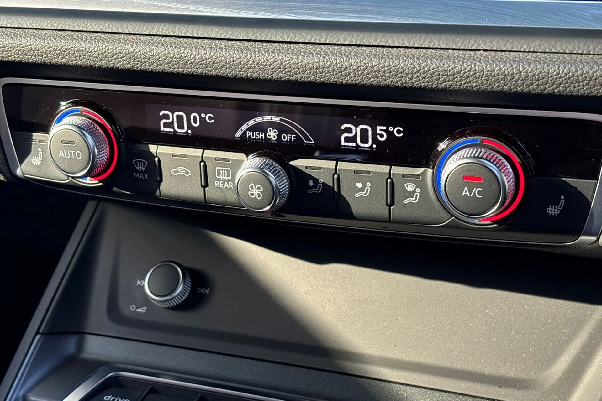 Audi Q3 thumbnail image number 38