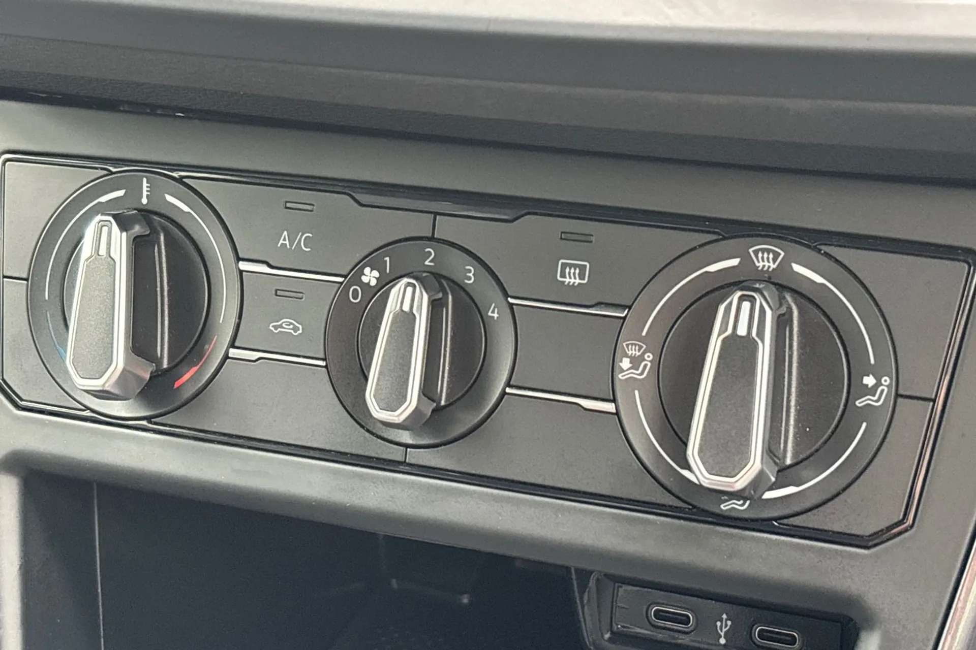 VOLKSWAGEN POLO thumbnail image number 38