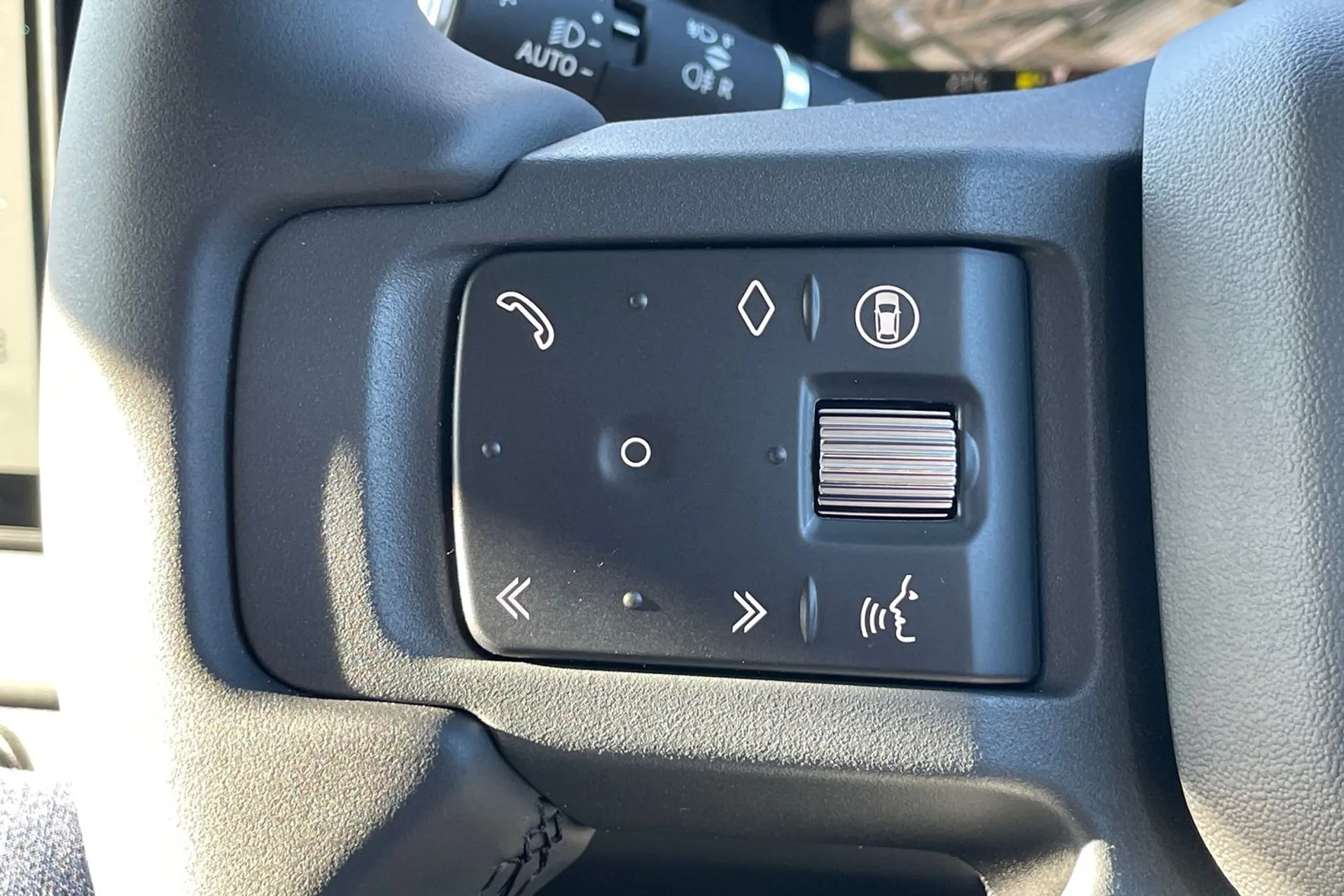LAND ROVER DEFENDER thumbnail image number 28