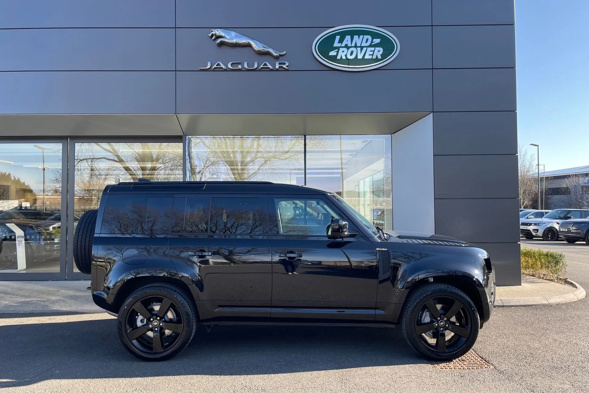 LAND ROVER DEFENDER thumbnail image number 2