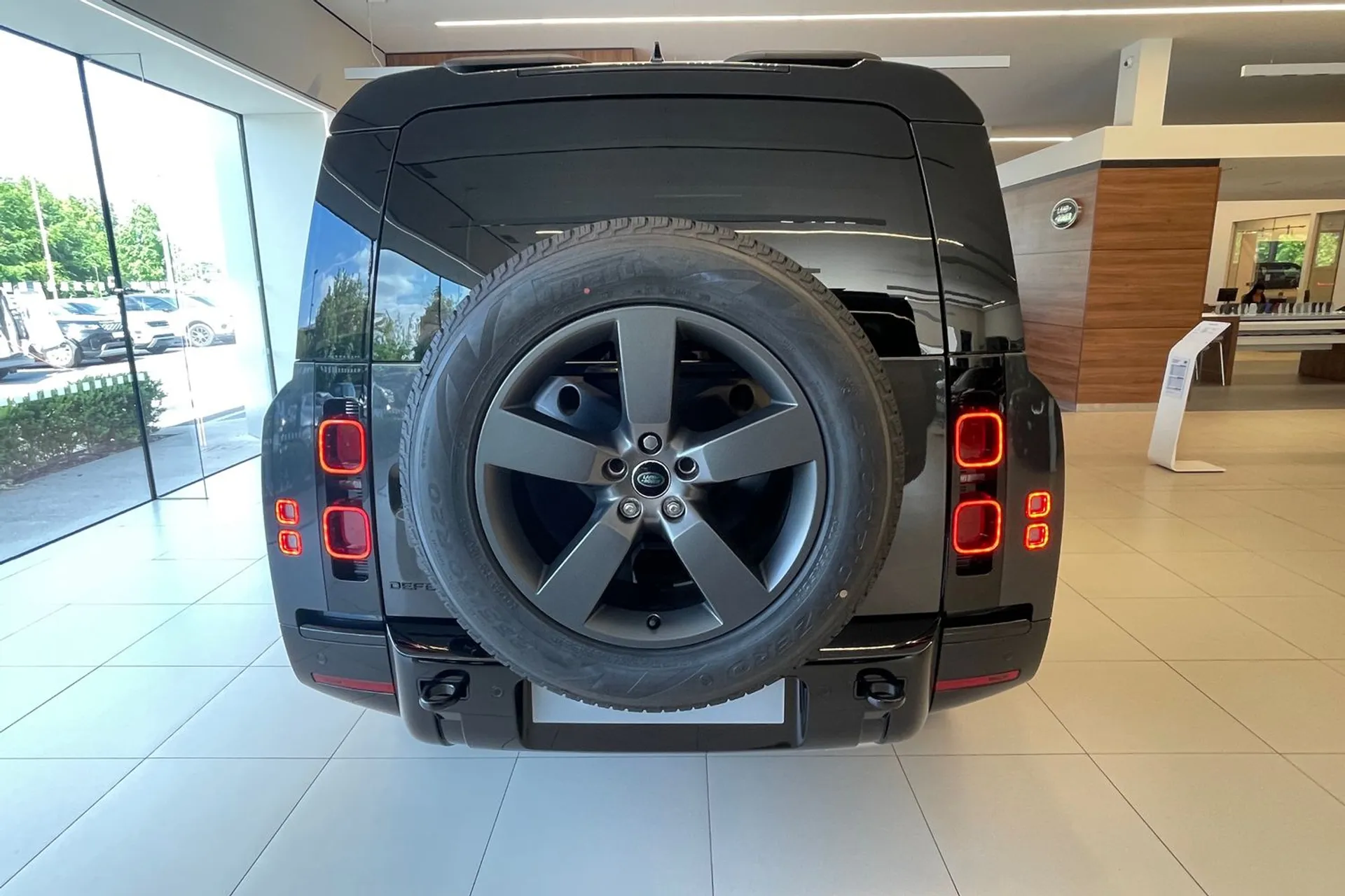 LAND ROVER Defender 130 thumbnail image number 8