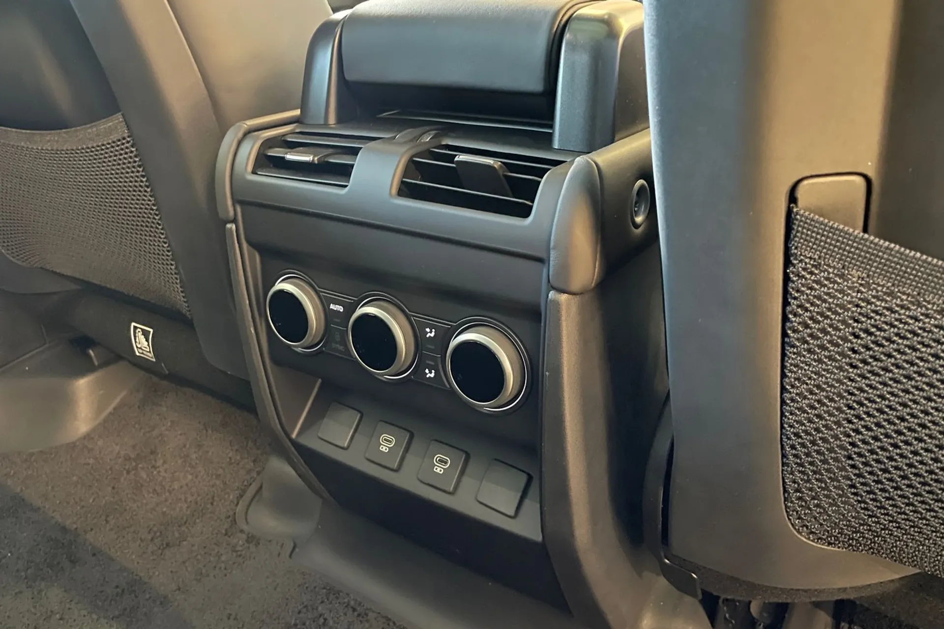 LAND ROVER Defender 130 thumbnail image number 35