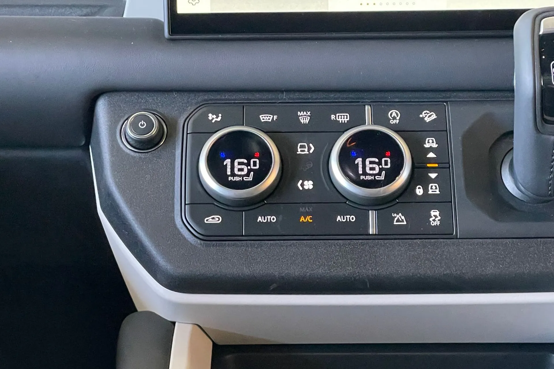 LAND ROVER Defender 130 thumbnail image number 16
