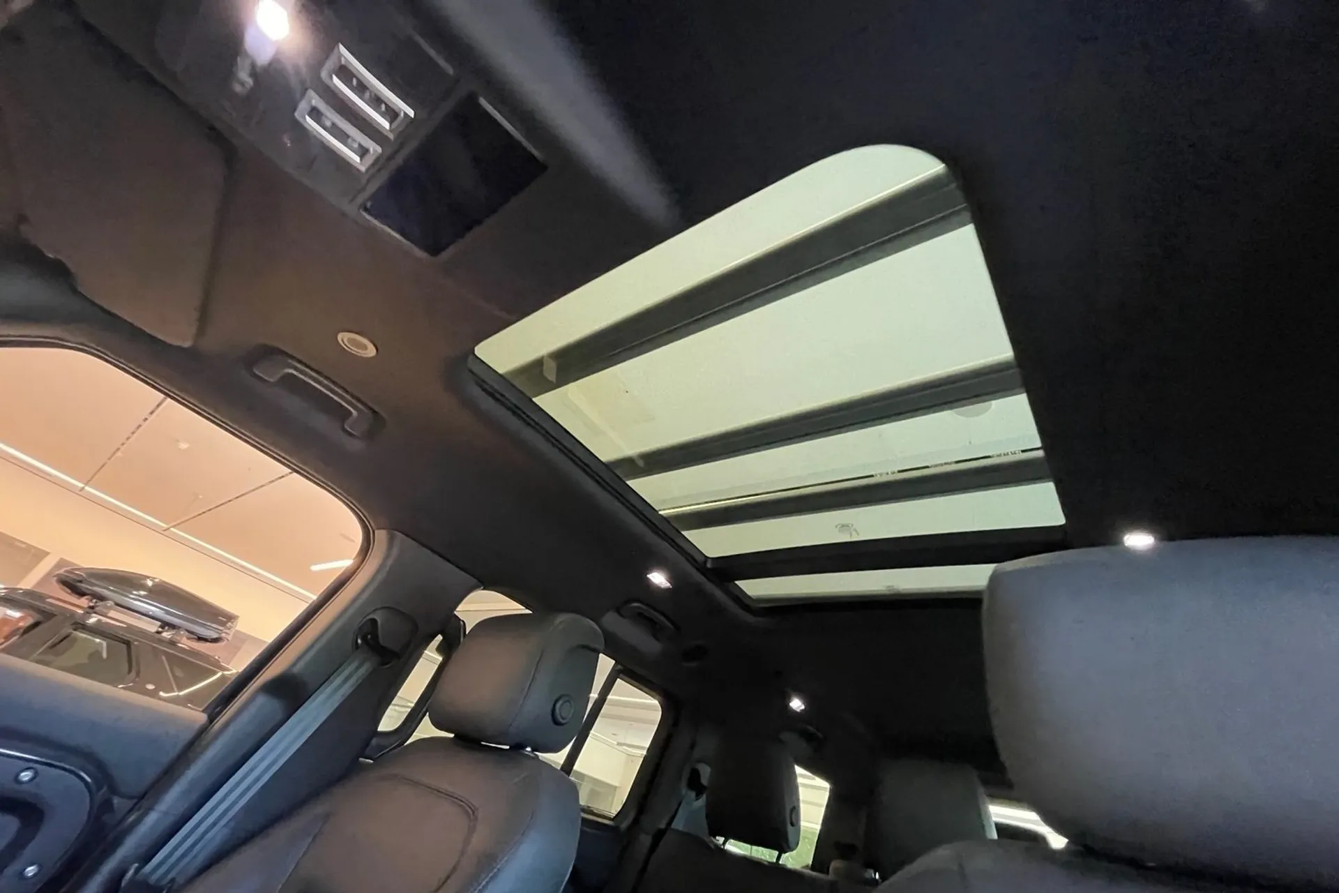 LAND ROVER Defender 130 thumbnail image number 5