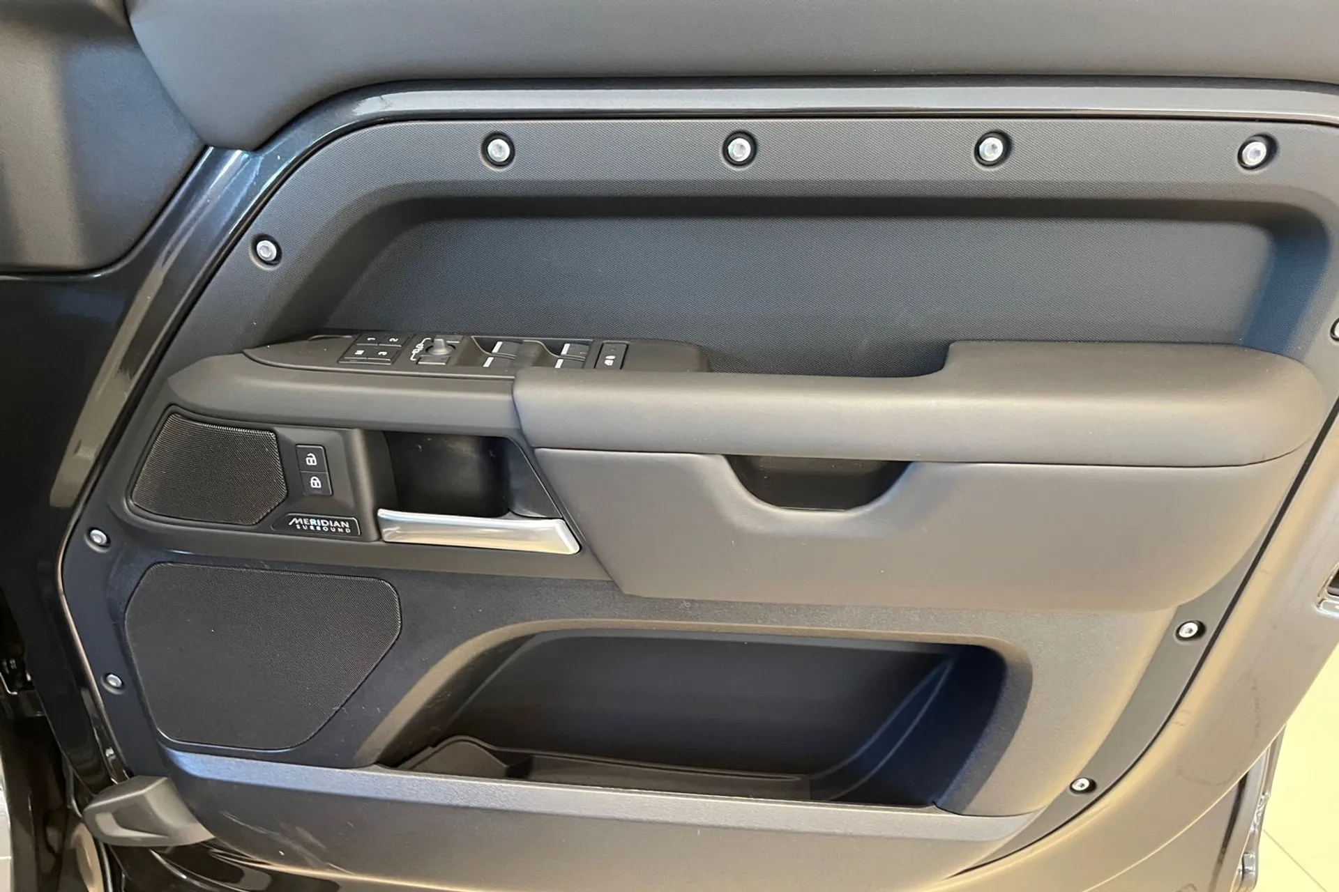 LAND ROVER Defender 130 thumbnail image number 53