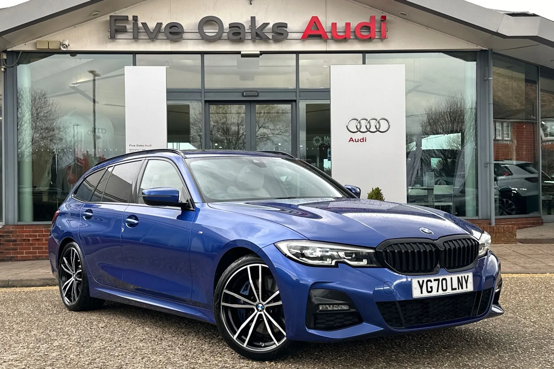 BMW 3 SERIES focused image