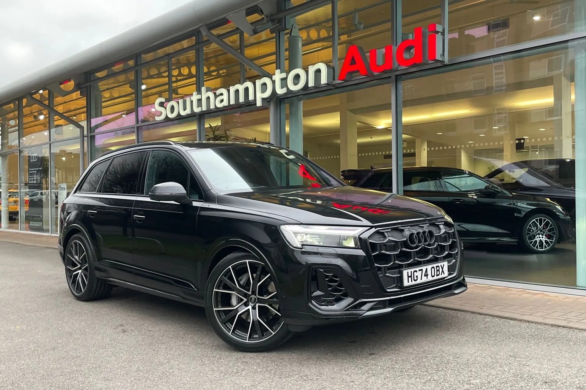 Audi Q7 focused image