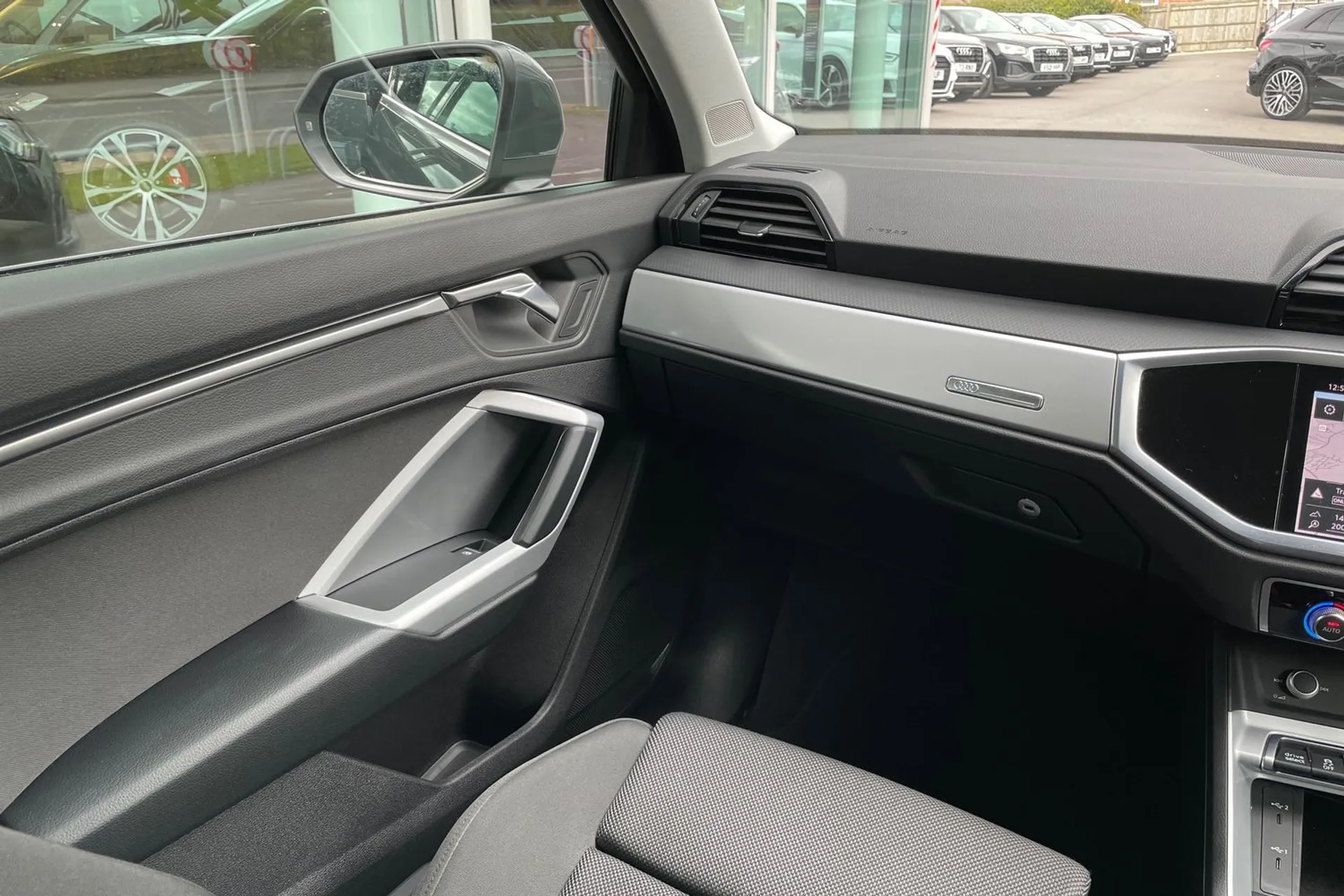 Audi Q3 thumbnail image number 31