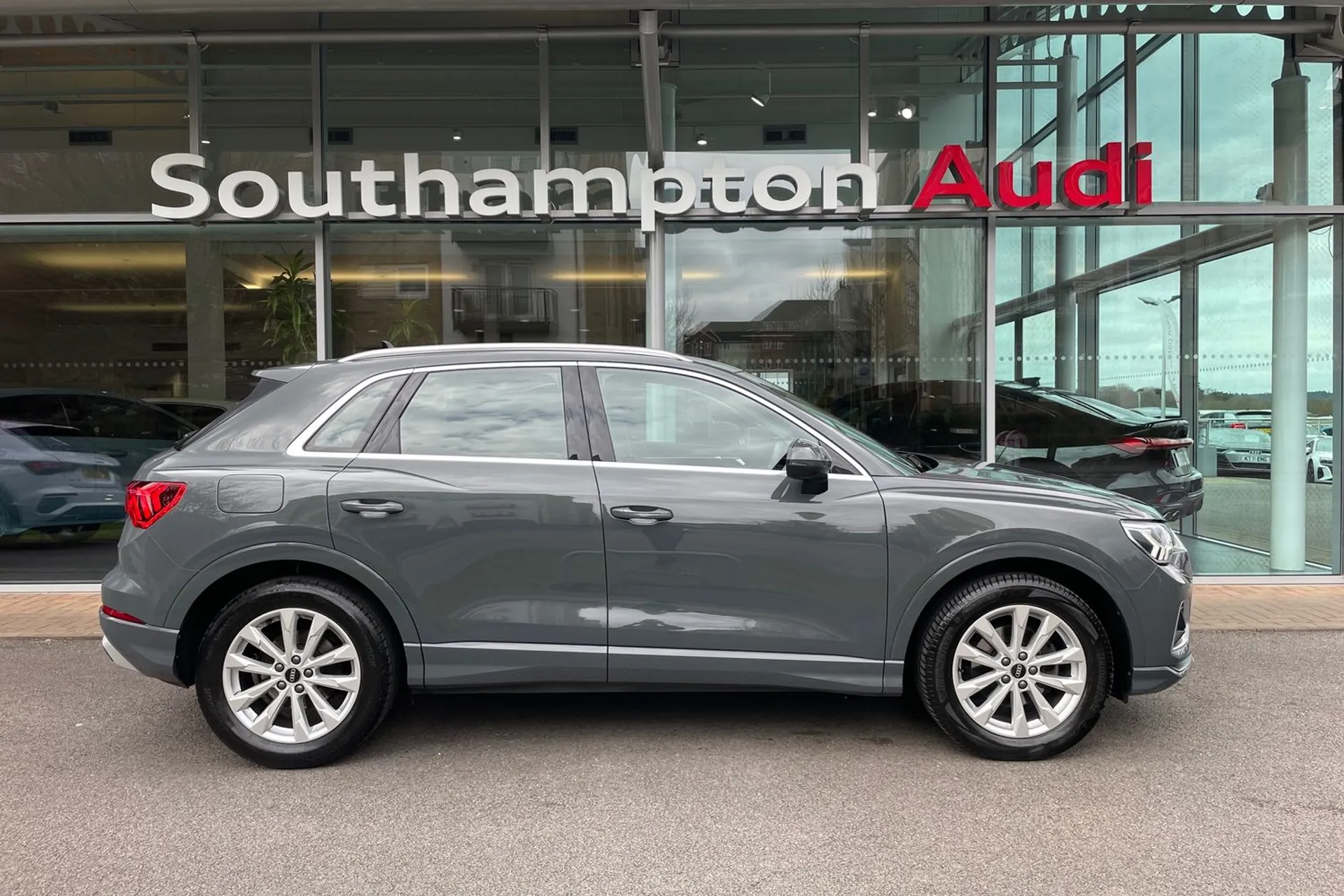Audi Q3 thumbnail image number 2