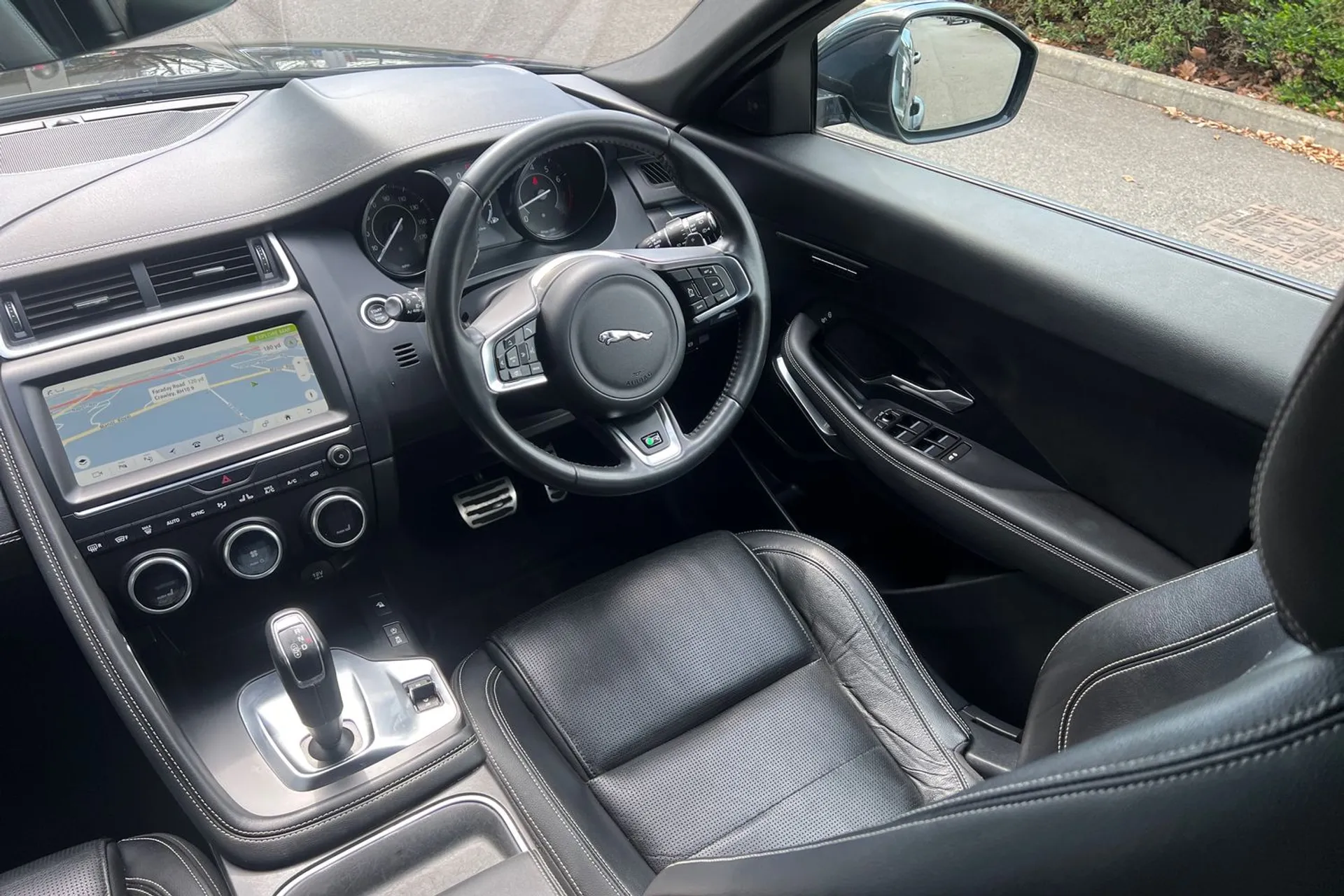 Jaguar E-PACE thumbnail image number 25
