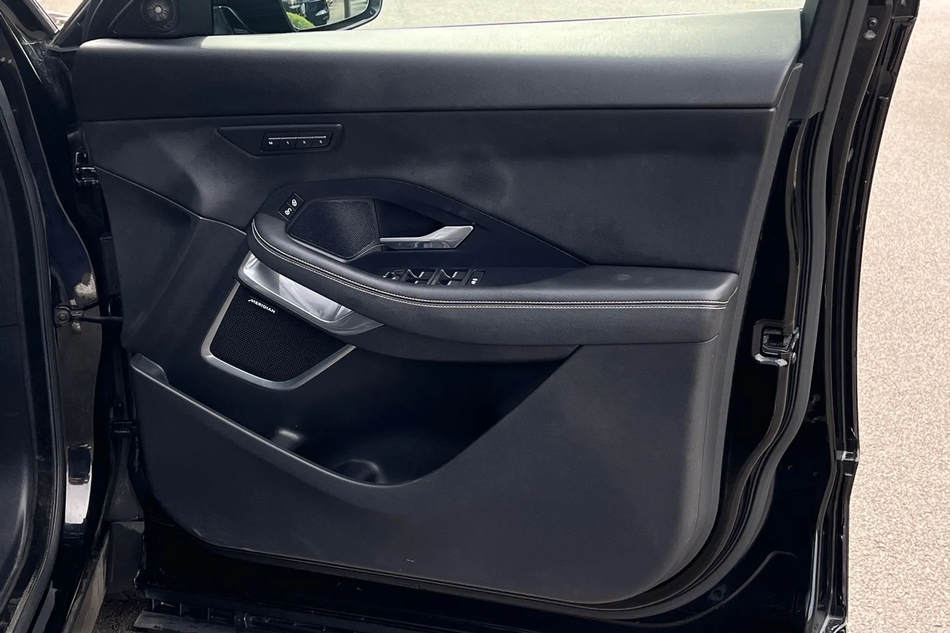 Jaguar E-PACE thumbnail image number 51