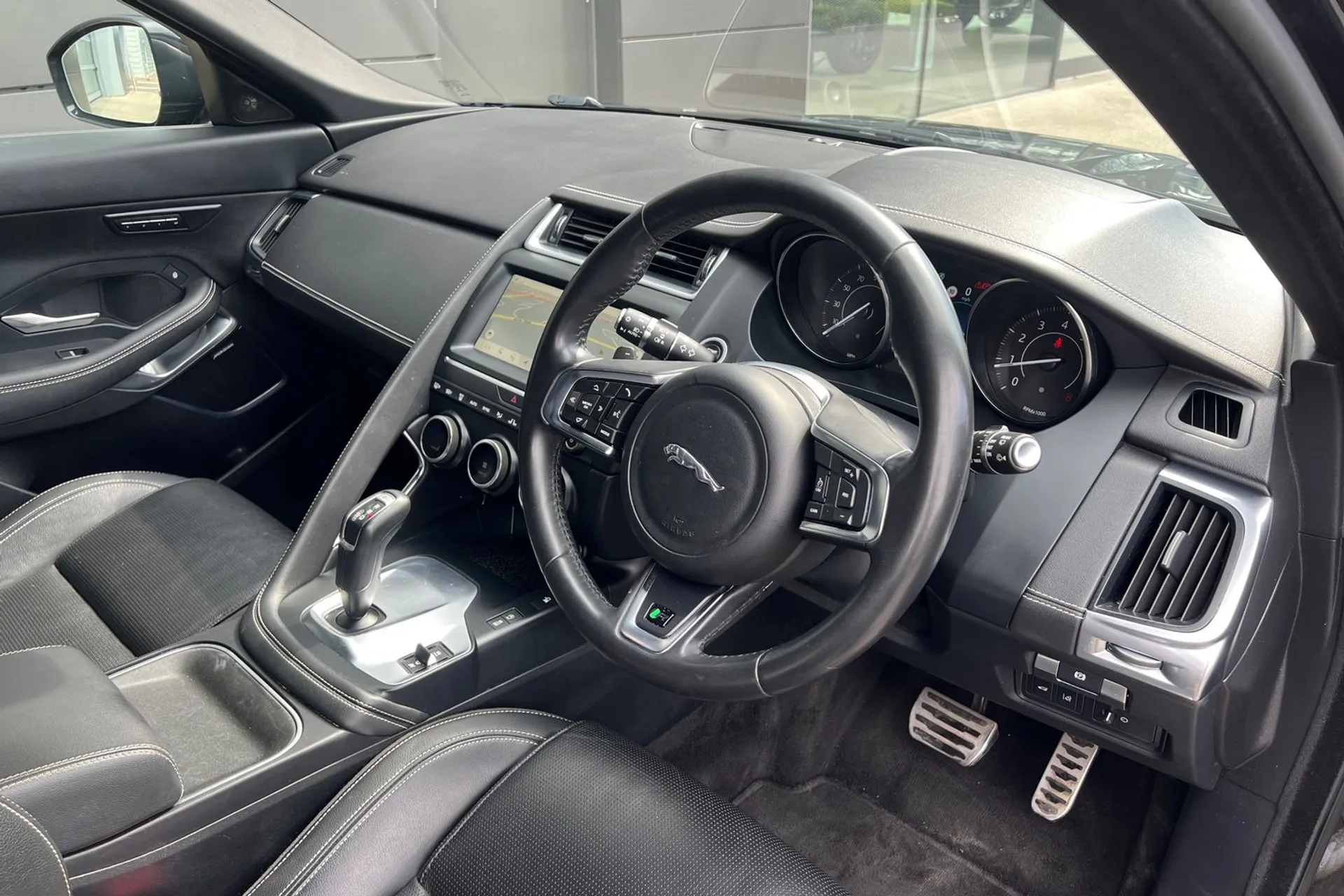 Jaguar E-PACE thumbnail image number 36