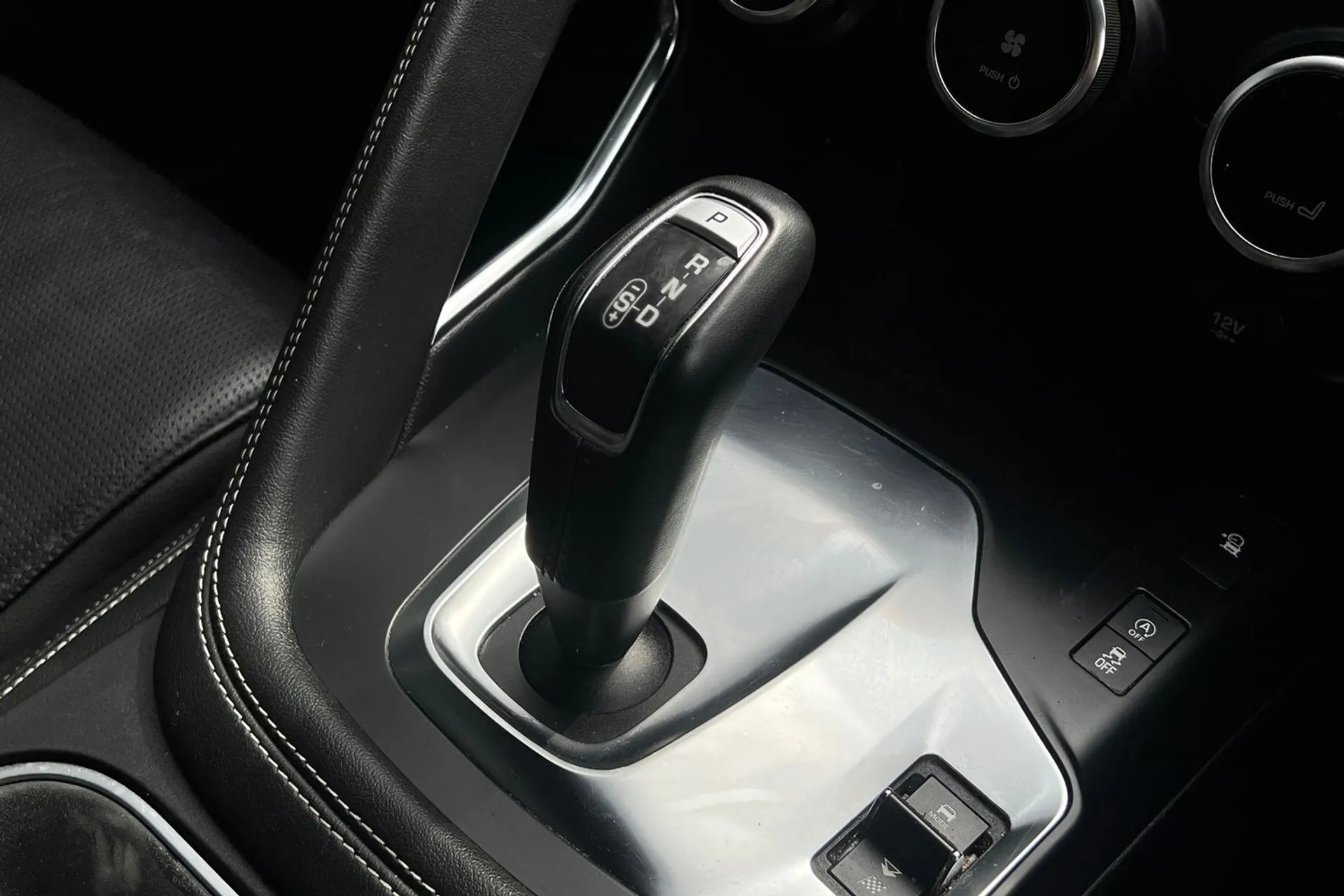 Jaguar E-PACE thumbnail image number 22