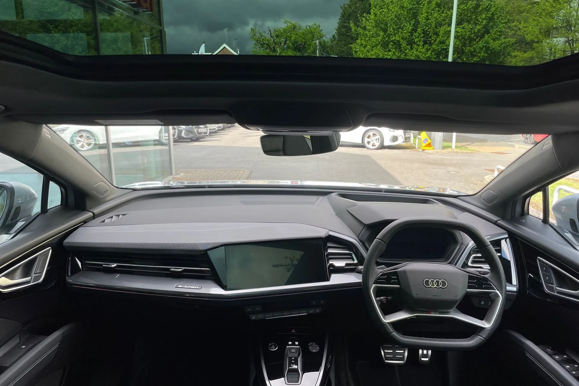 Audi Q4 thumbnail image number 3