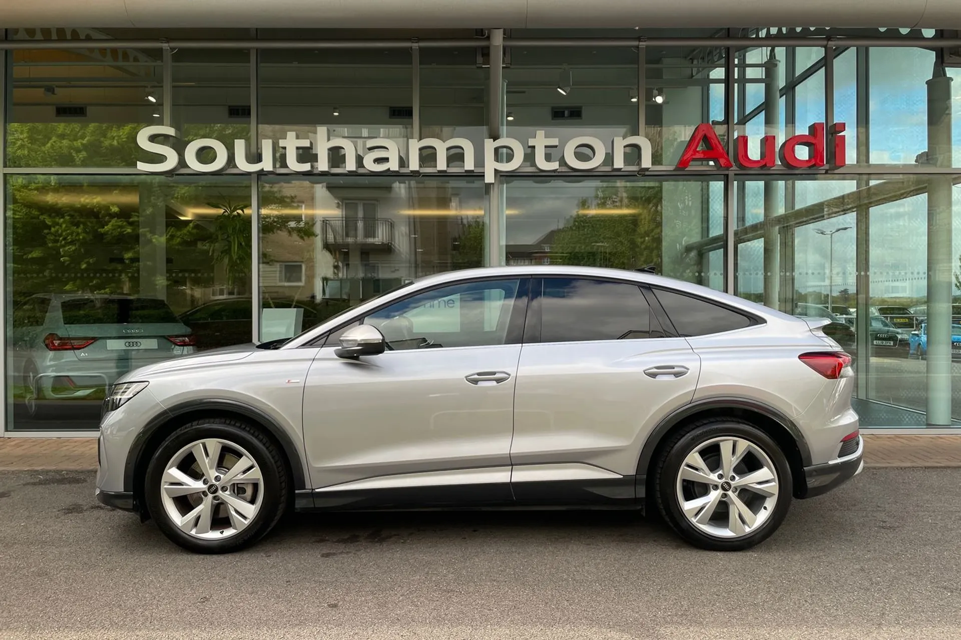 Audi Q4 thumbnail image number 9