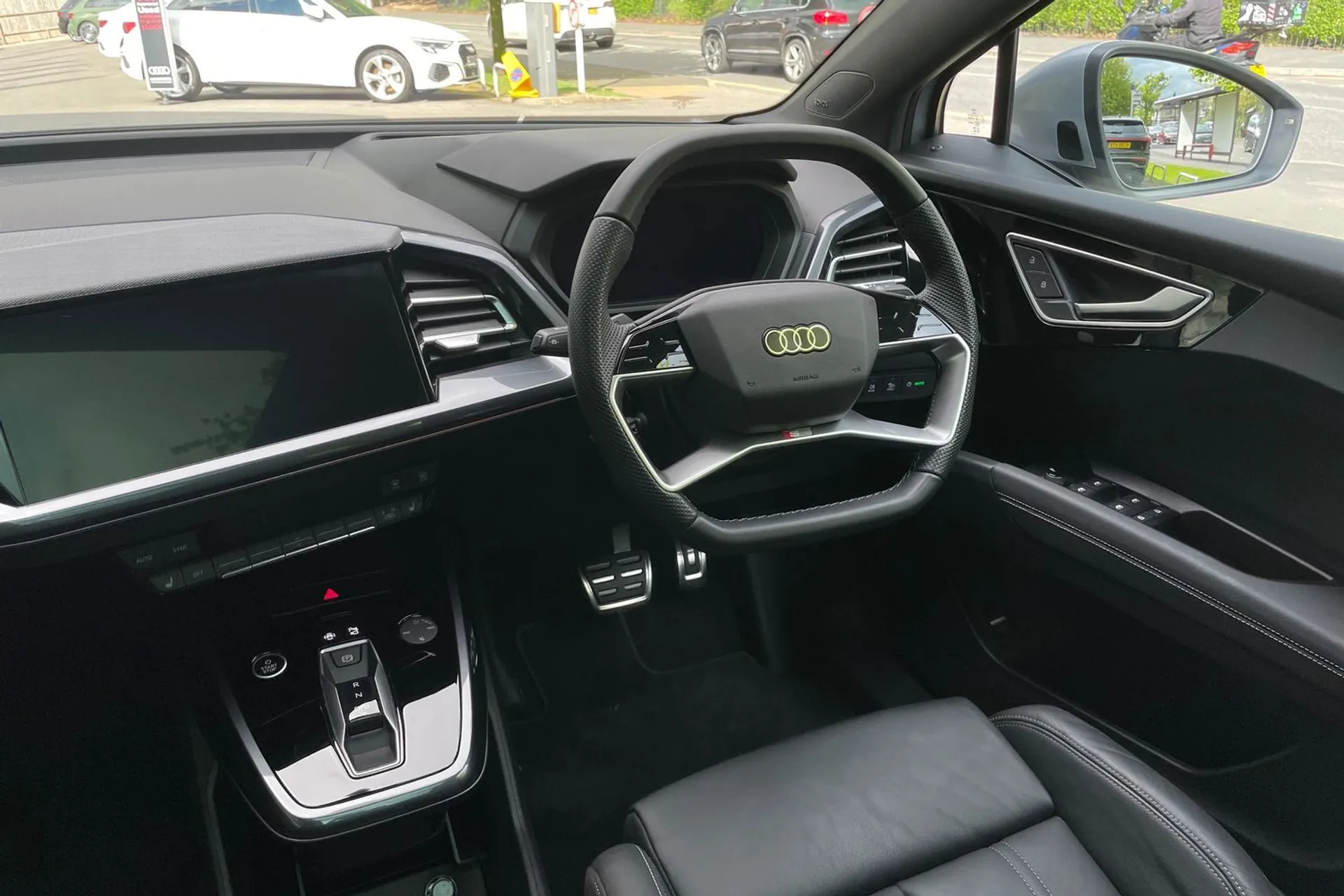 Audi Q4 thumbnail image number 32